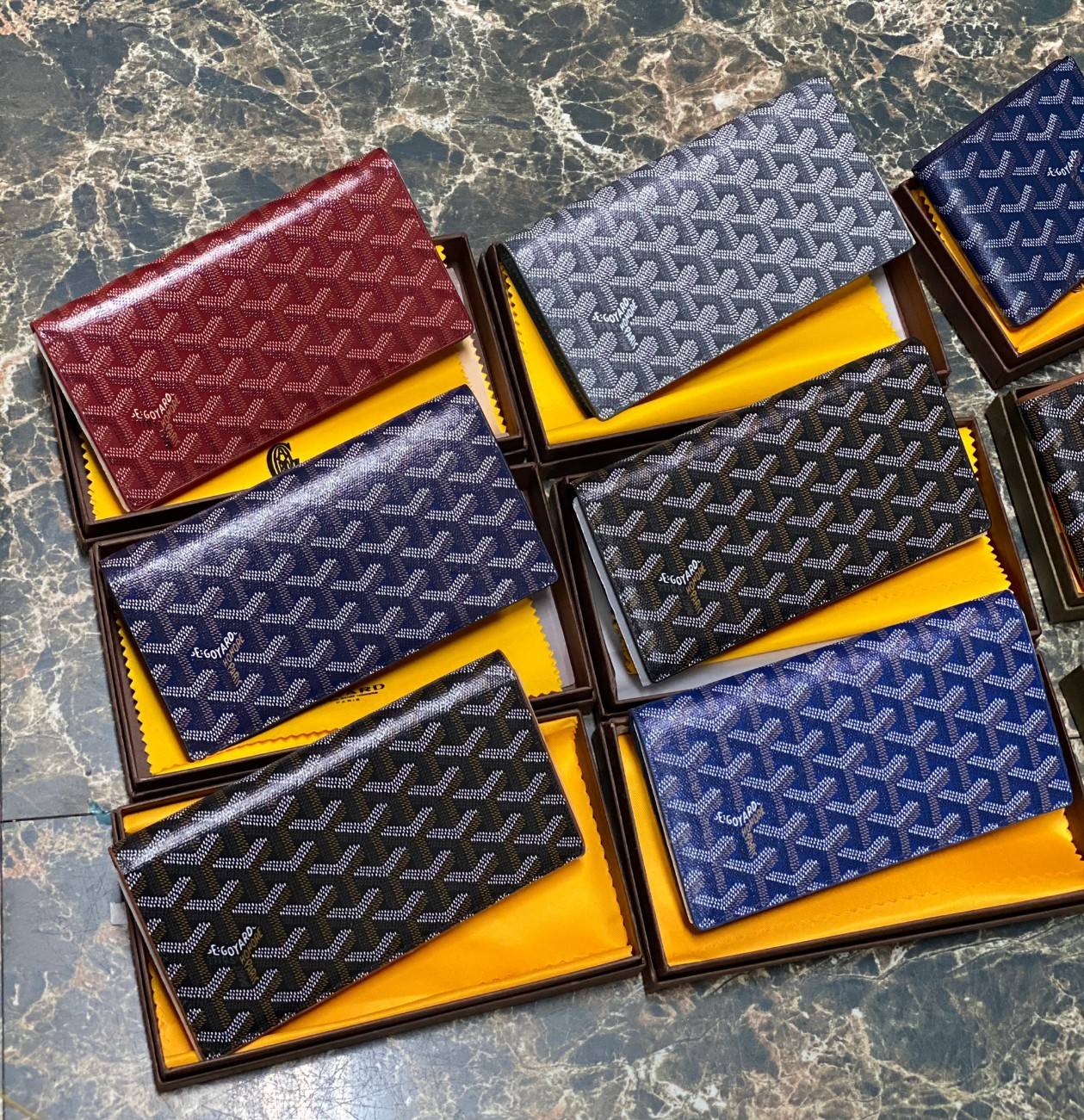 VIP 】หนังแท้ GOYARD LONG WALLET กระเป๋าสตางค์ใบยาว รุ่นตามหา มาเท่าไหร่ไม่เคยพอเลยค่า เป็นรุ่นคลาสสิกที่หยิบมาใช้งานได้บ่อยที่สุด งานหนังแท้ทั้งใบสวยมากนะคะ ใช้ทนทานได้นานเลยค่ะ ภาพสินค้าถ่ายจากงานขายจริง พร้อมส่งที่ไทยราคาสุดคุ้มห้ามพลาดค่ะ!