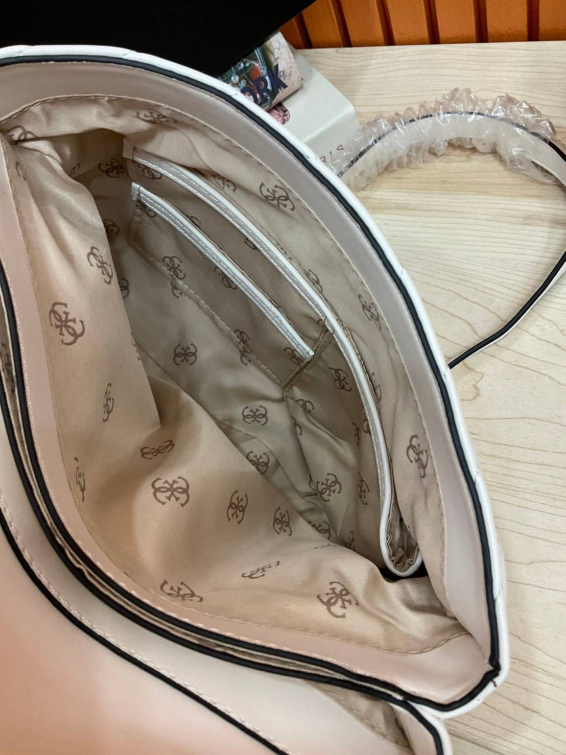 ของแท้ 💯% 】GUESS BLAKELY TOP HANDLE FLAP BAG กระเป๋สะพายรุ่นใหม่ล่าสุด รุ่นยอดนิยมสวยอยู่ทรง วัสดุหนังนิ่ม น้ำหนักเบา มีฐานกว้างตั้งอยู่ทรง ด้านหน้าประดับด้วยโลโก้แบรนด์สวยโดดเด่น