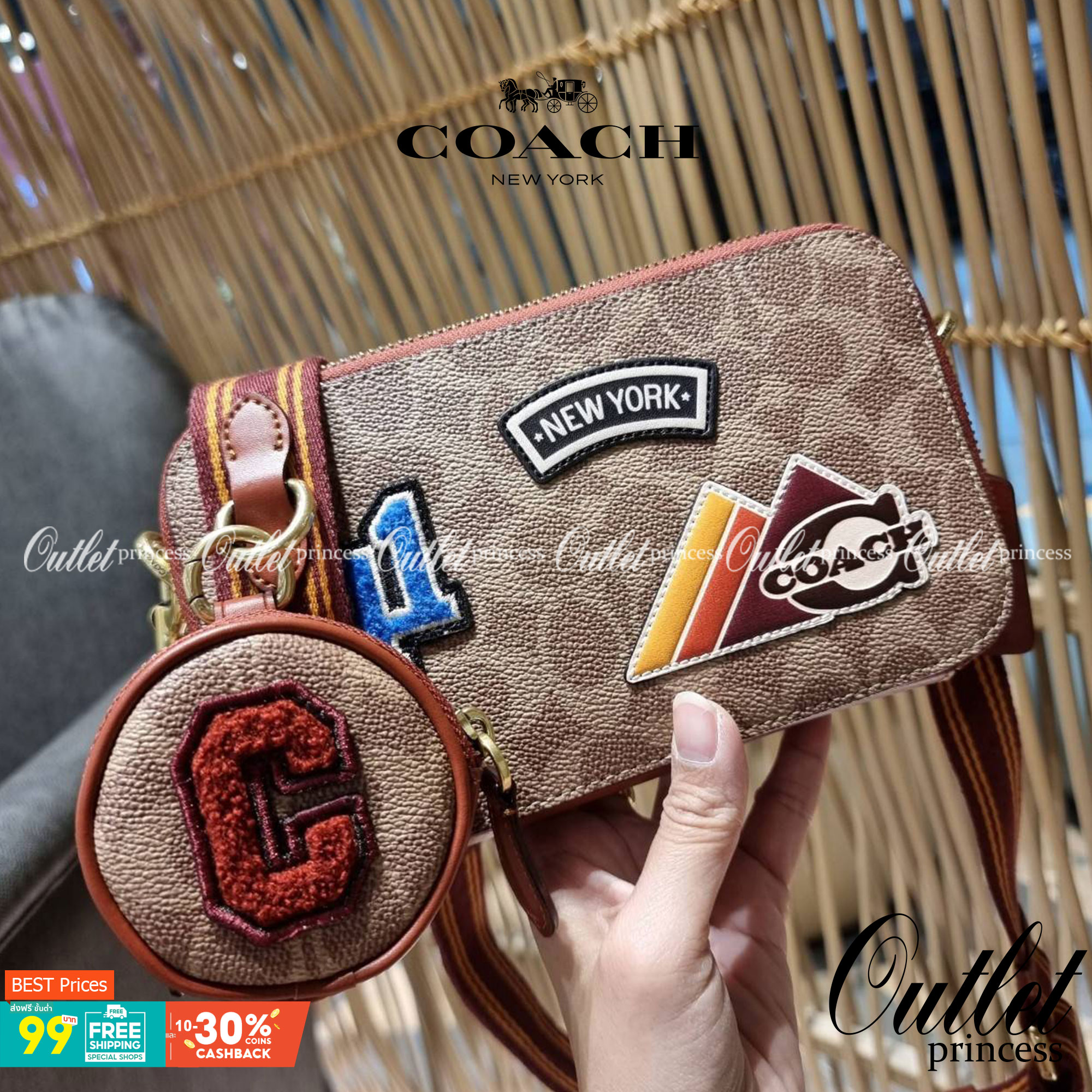 COACH C6744 CHARTER SLIM CROSSBODY IN SIGNATURE CANVAS WITH PATCHES คอลเลคชั่นฮอลิเดย์ สดใสพร้อมปังพร้อมส่ง!! น่ารักมากๆกับดีไซน์สกีเรทโทรวินเทจ วัสดุหนังแคนวาสเคลือบลายสลับหนังแท้ โดดเด่นด้วยแพทช์ลายสวยคม ดีเทลความเลิศมันอยู่ตรงนี้!! ตรงที่มีน้องใบเล็กมา