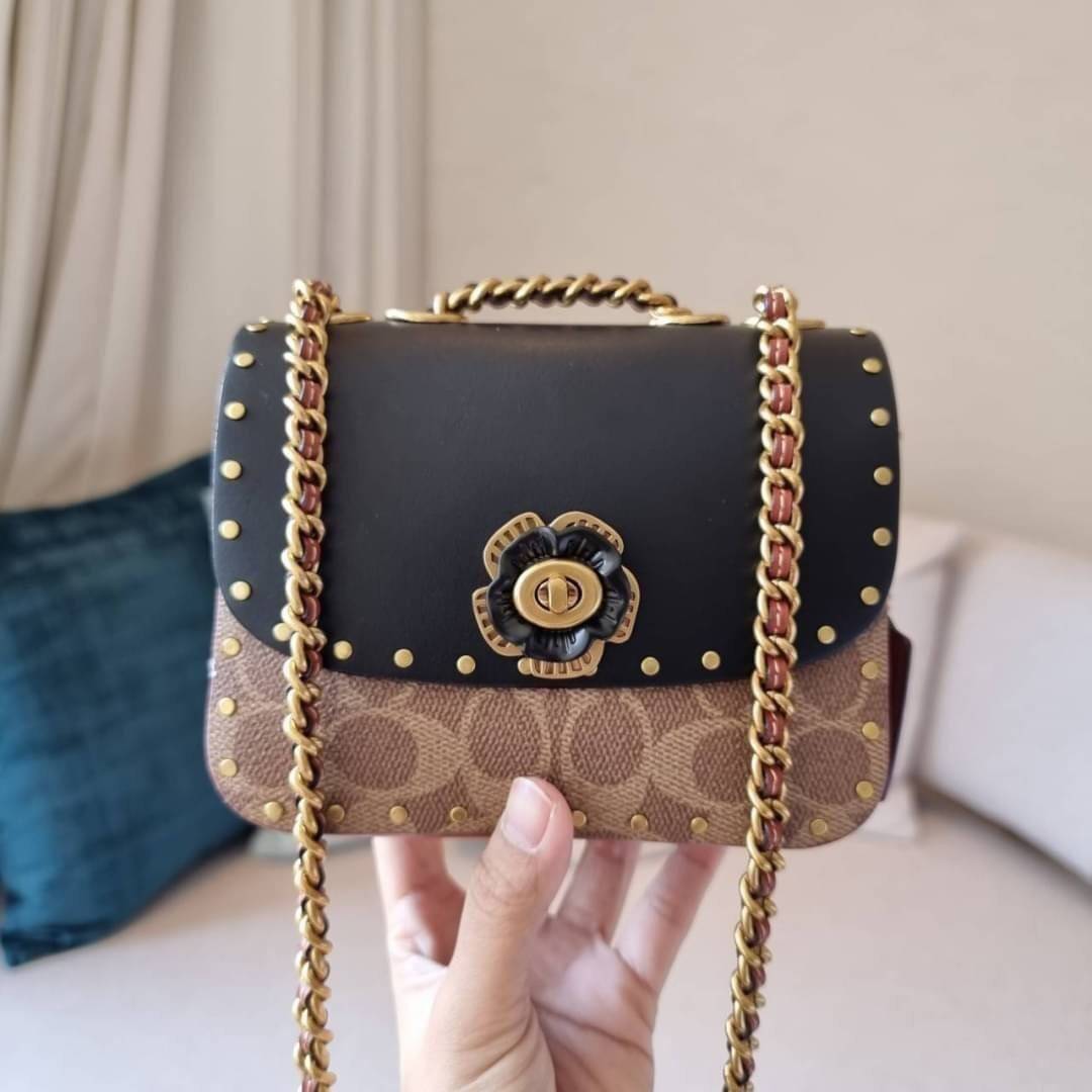 COACH C2462 MADISON SHOULDER BAG 16 IN SIGNATURE CANVAS WITH RIVETS (B4NQ4) กระเป๋าสะพายข้าง ไซส์กะทัดรัด พกพาง่าย น้ำหนักเบา ดีไซน์สวย โดดเด่นด้วยตัวล็อครูปดอกไม้ สีสันตกแต่งตัดกันกับลายซีอย่างลงตัว วัสดุหนังแคนวาสเคลือบลาย ภายในแบ่งสัดส่วนให้อย่างดี มาพ