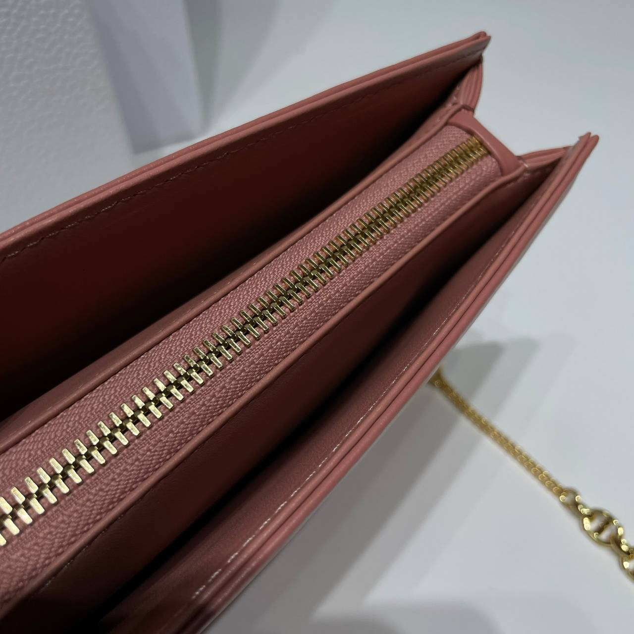 Caro Every Dior Pouch / Dior Clutch Bag Cloud Supple Cannage Leather กระเป๋าทรงคลัชพอช หนังแท้ ทรงเสนห์ผสมผสานดีไซน์ทันสมัยและใช้งานง่ายได้จริงหลายโอกาส เกรดท็อปออริ เทียบแท้ 1:1 ใช้งานต่างประเทศ