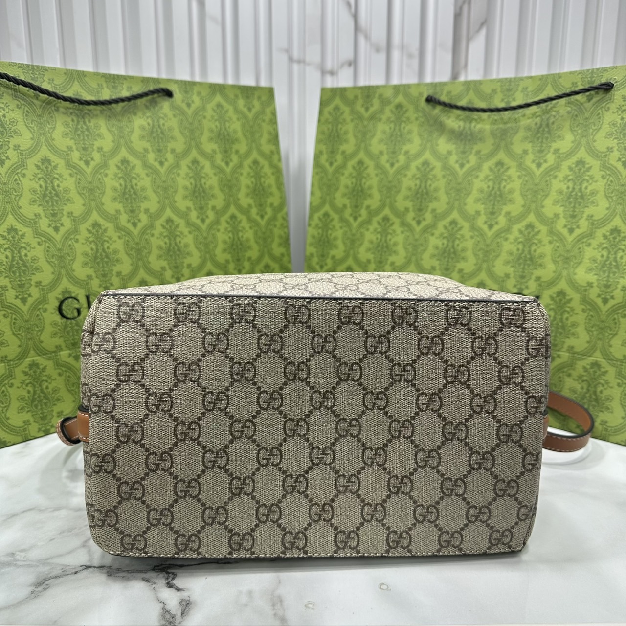 10" ORI หนังแท้ | Gucci GG Emblem Medum bucket bag กระเป๋าสะพายทรงบัคเก็ตใบใหญ่ คอลใหม่ตีความประวัติศาสตร์แห่งความสง่างามและงานฝีมือของแบรนด์ขึ้นใหม่