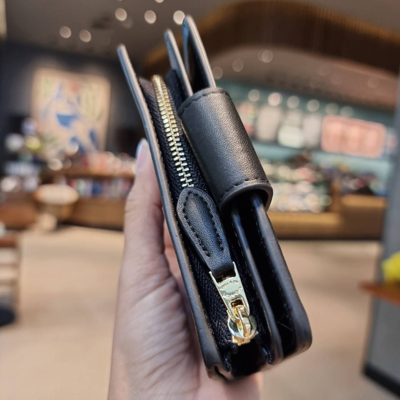 COACH C0082 MEDIUM CORNER ZIP WALLET IN SIGNATURE CANVAS ดีไซน์ใหม่ล่าสุด!! กระเป๋าสตางค์ใบกลาง 👛 ขนาดกำลังเหมาะมือ วัสดุหนังแคนวาสเคลือบลาย ดูแลรักษาง่าย มีช่องใส่บัตรและธนบัตรครบ และช่องซิปแยกไว้ใส่เหรียญ ครบเซ็ทแบบนี้เหมาะส่งต่อเป็นของขวัญที่สุ