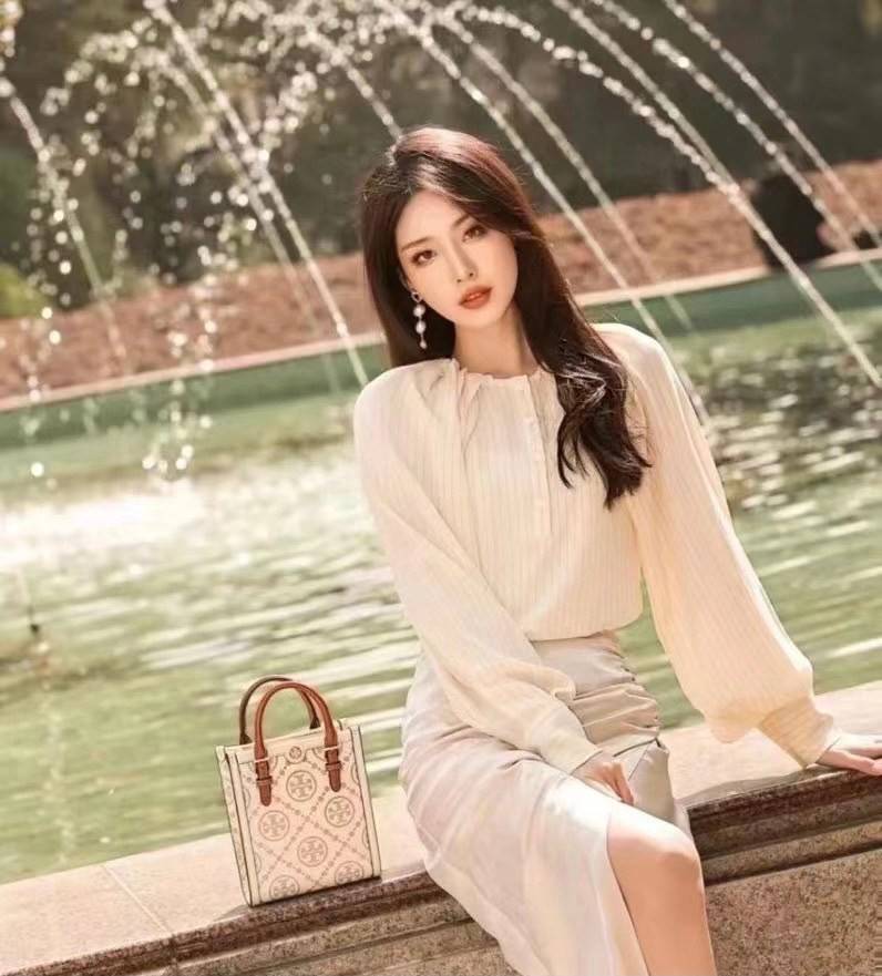 สีใหม่ล่าสุด ผู้ดีมาเลยยจ้าา จำนวนจำกัด! TORY BURCH T MONOGRAM CONTRAST EMBOSSED MINI TOTE 🥂พร้อมส่ง มาอัพลุคให้ดูดีไปพร้อมๆกัน กับกระเป๋าทรงTote ที่ไม่ว่าวันไหนๆ ใบนี้เอาอยู่เลยค่ะ