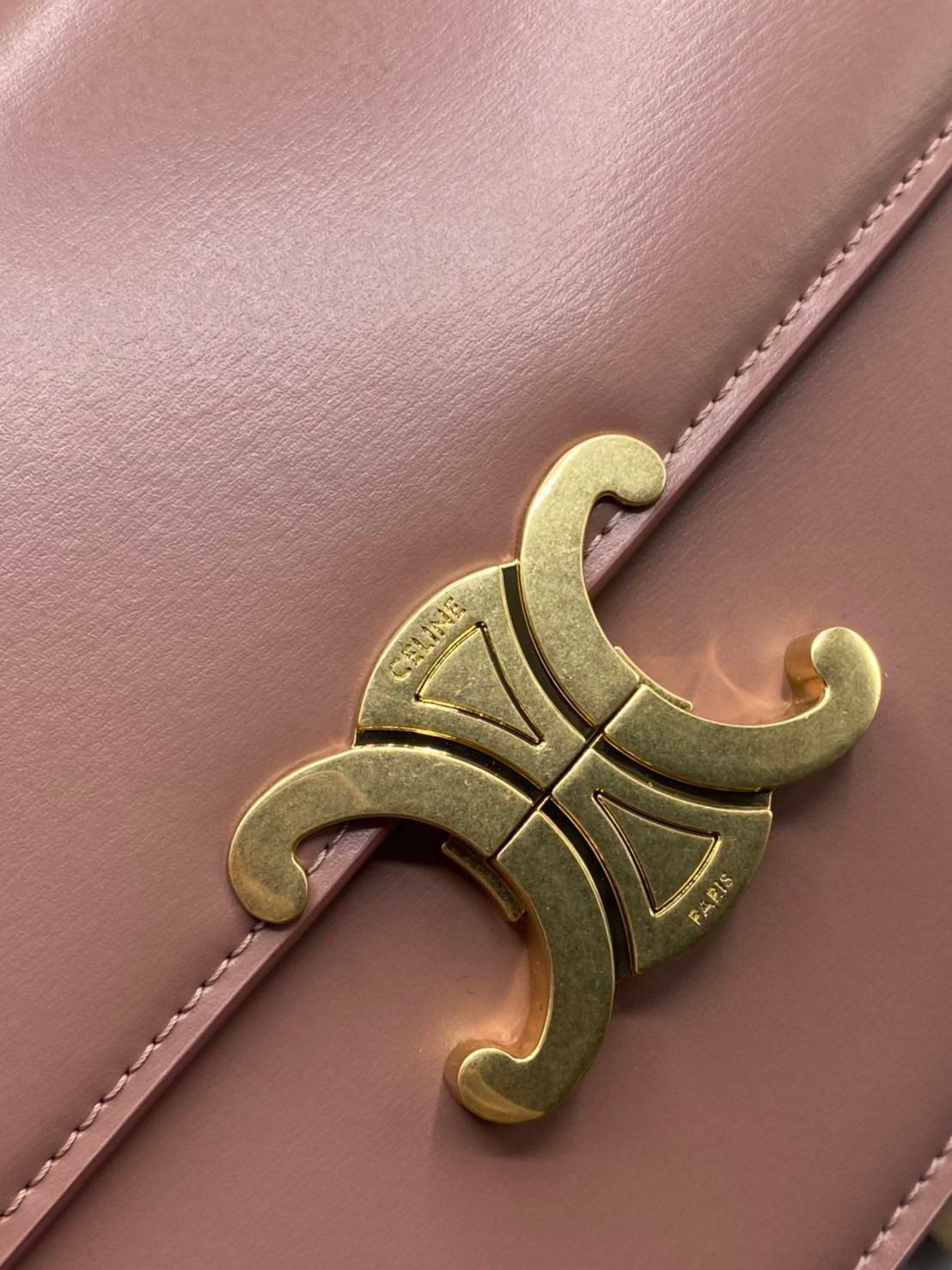 หนังแท้ CELINE TRIOMPHE CROSSBODY BAG ดีไซน์ยอดนิยมสไตล์สาว LISA ทรงสี่เหลี่ยมหนังสวยหรูอยู่ทรงเปิดปิดด้วยฝาปิดโลโก้แบรนด์อะไหล่ทอง ภายในมีช่องหลัก ช่องย่อย และช่องซิป สามารถใส่มือถือของใช้จุกจิกได้เยอะ มาพร้อมสายสะพายหนังยาวปรับระดับได้ จะสะพายไหล่ CROSS