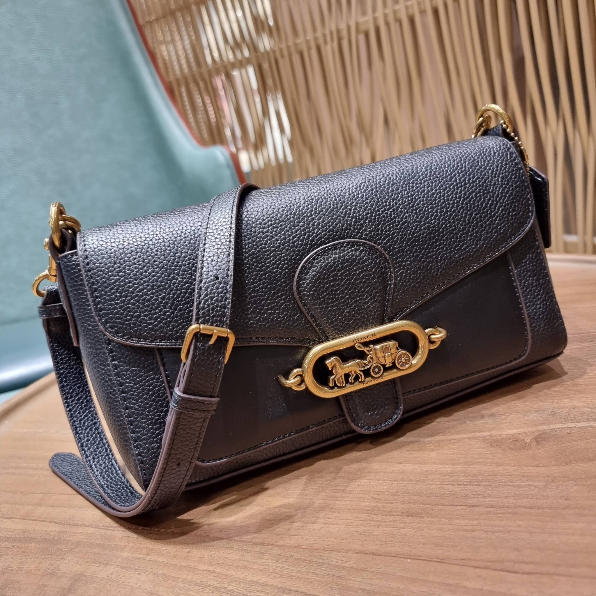 COACH SMALL JADE SHOULDER BAG [F91105,90782] กระเป๋าสะพายไหล่ ดีไซน์วินเทจย้อนยุค สวยคมชัด คลาสสิคใช้ได้ทุกลุค วัสดุหนัง pepble ทนทาน เปิด-ปิดด้วยฝาคาดโลโก้ พร้อมแถบแม่เหล็กในตัว รับรองแน่นหนา ด้านหลังมีช่องซิปให้ ภายในเป็นช่องโล่ง ขนาดกำลังดี ใช้งานง่าย 