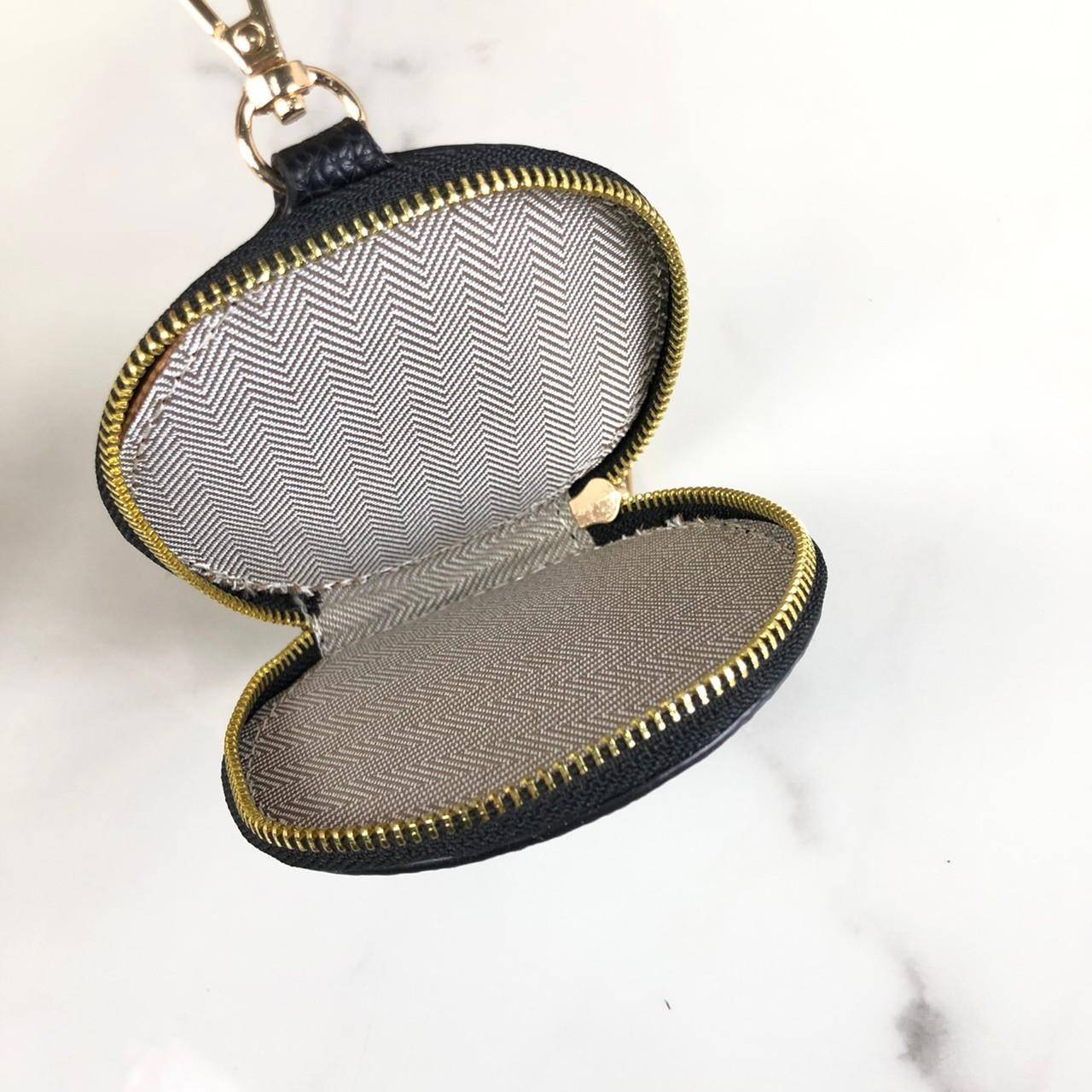 กระเป๋าถือ หรือสะพาย TORY BURCH เปิด - ปิดกระเป๋าด้วยซิป ด้านในมีช่องใส่ของ 1 ช่อง มาพร้อมสายสะพายยาว สามารถถอดและปรับได้ Free Size ค่ะ