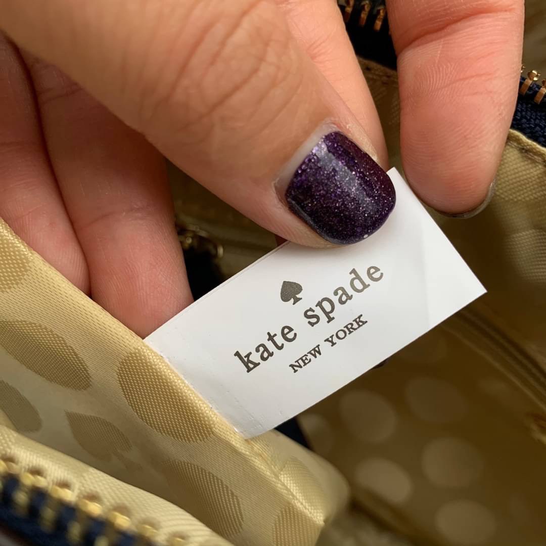 ของแท้ 💯% Kate Spade New York Cross Body Bag กระเป๋าถือหรือสะพาย หนัง Saffiano ภายในมีช่องซิปและช่องเล็ก มีหมุดรองฐานกันรอย 4 มุม อะไหล่ทองทั้งใบ ขนาดกำลังดี ใส่กระเป๋าสตางค์ยาวได้ค่ะ