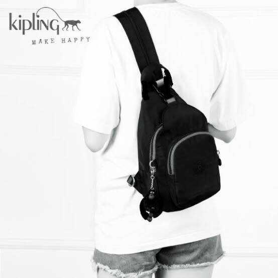 Kipling Backpack & Handbag K15456 กระเป๋าหรือสะพายหลังแบบเป้ หรือคาดอก เปลี่ยนสไตล์เท่ๆได้ด้วยซิปเดียวด้านหลัง ขนาดกลางกำลังดี วัสดุpolymide100% น้ำหนักเบา ช่องหลักเปิดปิดสองชั้นด้วยซิปและตัวล้อคทันสมัยใช้งานง่าย ด้านหน้า1ช่องซิปเก็บของจุกจิกจิก ใช้ได้แบบ