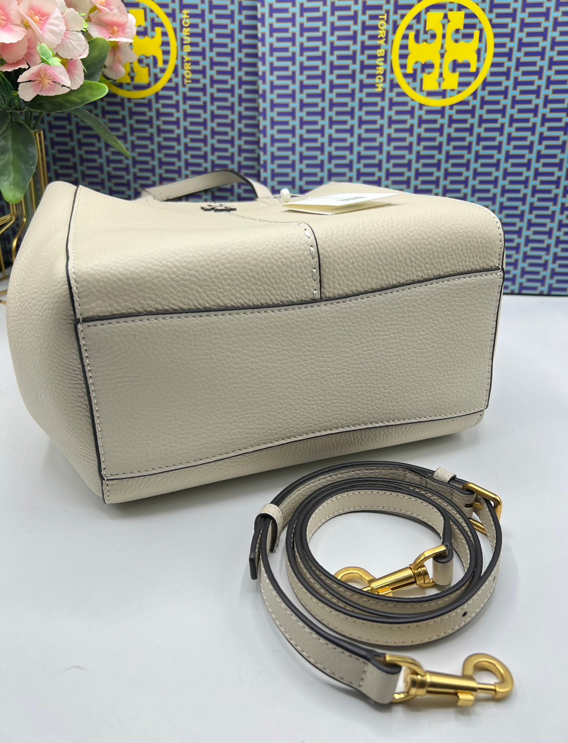 Tory Burch McGraw Leather Tote Bag / Tory Double T Tote Bag / TORY TOTE BAG พร้อมส่ง 4 สี กระเป๋าสะพายทรงโท้ท จุของได้เยอะใบนี้ตอบโจทย์ได้ดีมาก โทนสีเรียบง่าย แฝงไปด้วยความดูดี สุขุมและเป็นผู้ใหญ่