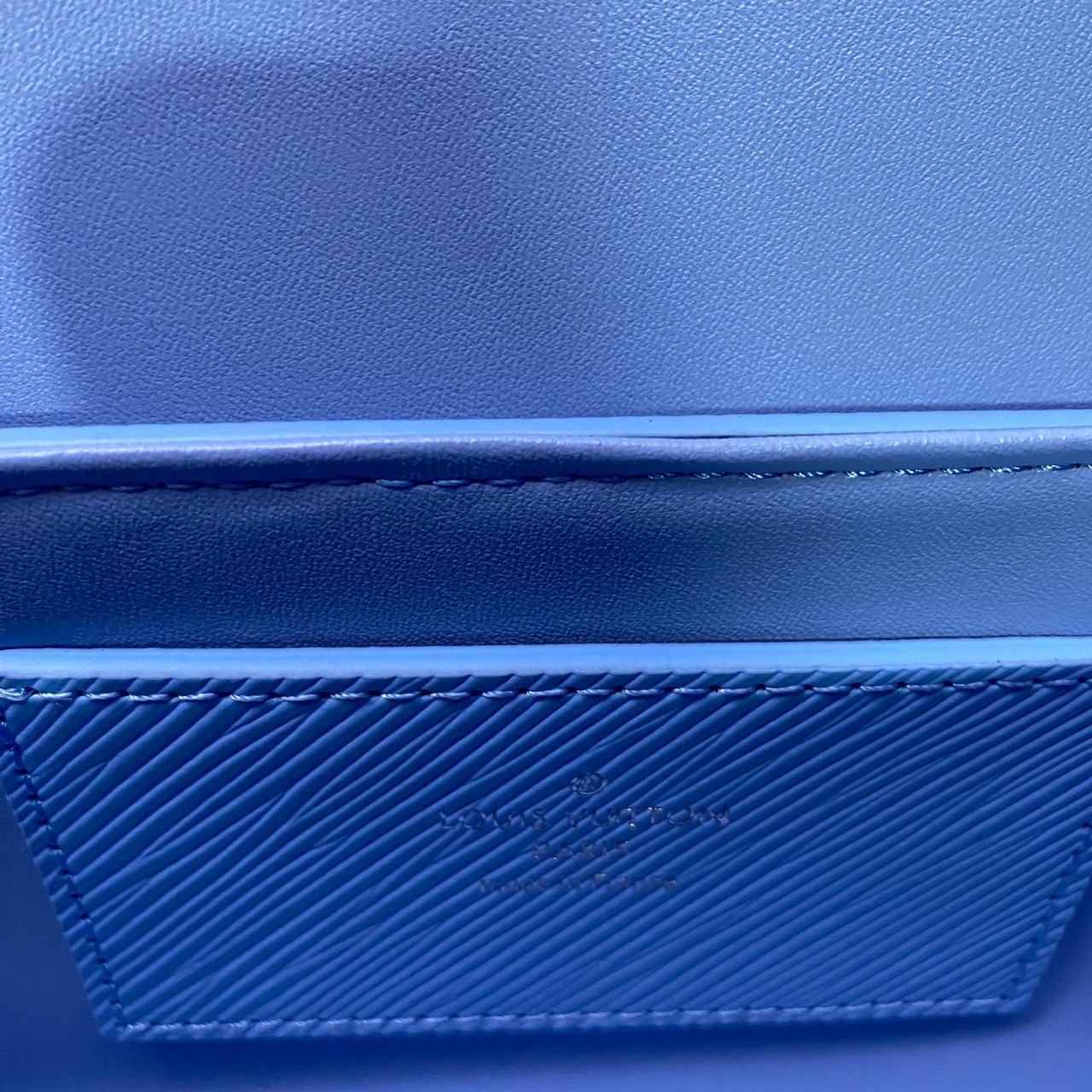 พร้อมส่ง 3 สี LV Twist Bag 24cm กระเป๋ารุ่นทวิสรูปทรงใหม่ หนัง Epi สุดไอคอนิกโลหะสีทองเงางาม เกรดออริจินอล 1:1 สลับแท้ ภาพถ่ายจากงานขายจริง ใช้งานต่างประเทศได้