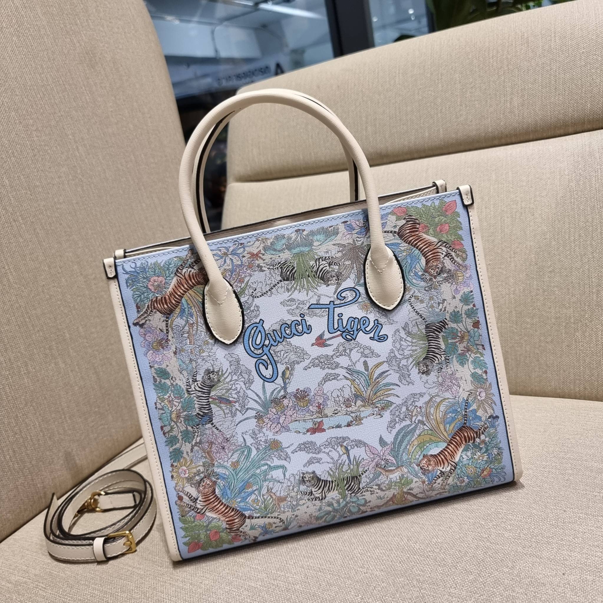GUCCI TOTE BAG คอลเลคชั่นปีเสืออีกหนึ่ง สวยม้ากก!! กับกระเป๋าทรงโท้ท วีไอพีพรีเมี่ยมกิ๊ฟ ไซส์ใหญ่ โดดเด่นด้วยลวดลายไม่ซ้ำใคร สวยเอกลักษณ์ วัสดุหนังแคนวาส พรินท์ลายเต็มใบ ภายในโล่งกว้างมาก ใส่ของแบบแน่นๆ จุๆไปได้เลย หมดห่วง!! และยังมีสายครอสบอดี้มาให้ จะสะ