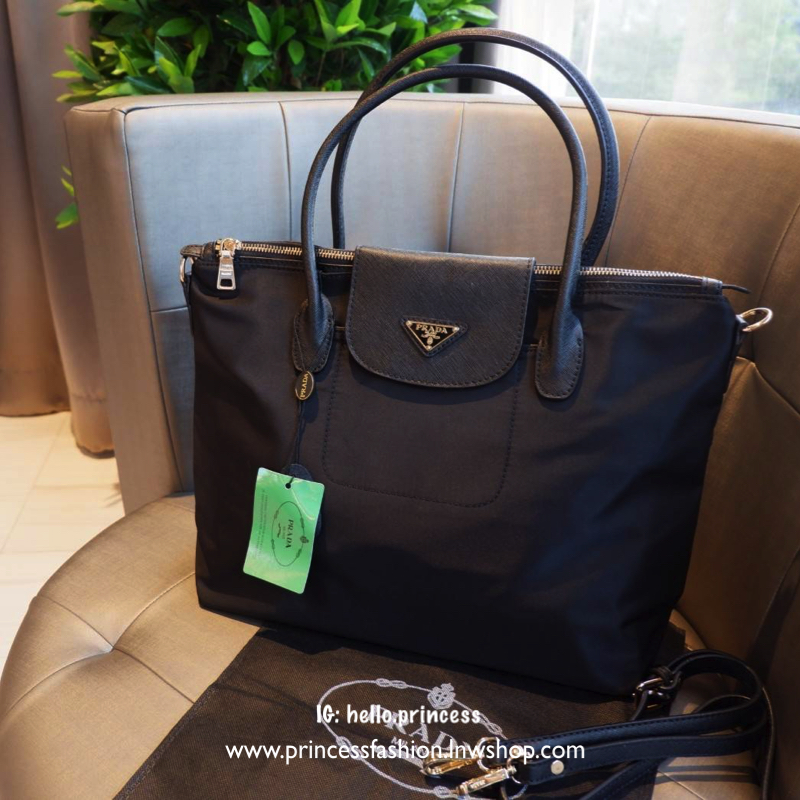 Prada crossbody & handbag กระเป๋าถือหรือสะพาย วัสดุ nylon+pu. premium gift จาก Prada เปิดปิด ด้วยฝาปิดกระดุมแม่เหล็ก อะไหล่ทอง ภายในกว้าง ใส่ A4 ได้ มีช่องเล็ก และช่องซิป มาพร้อมสายยาวถอด ปรับได้ค่ะ