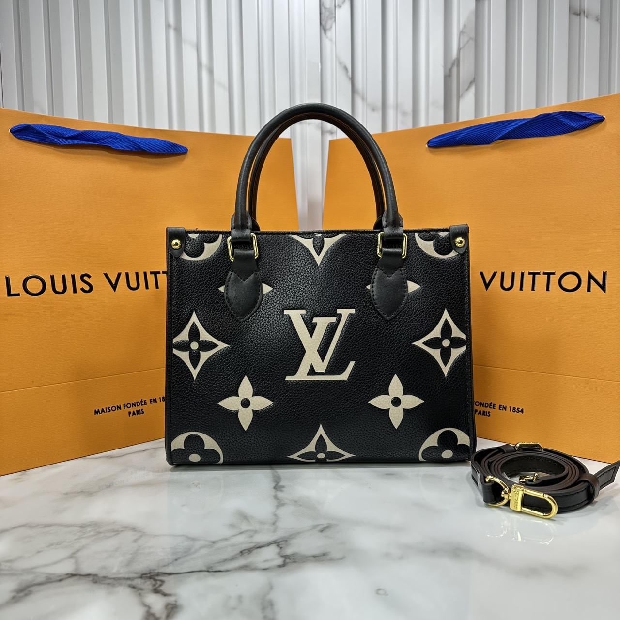 ORI หนังแท้ | LV OnTheGo PM bag กระเป๋าสะพายทรงโท้ท Monogram Empreinte ประทับลาย Medium Bicolor พกพาของใช้ที่จำเป็นอย่างมินิแท็บเล็ต เลือกใช้งานได้หลายรูปแบบ
