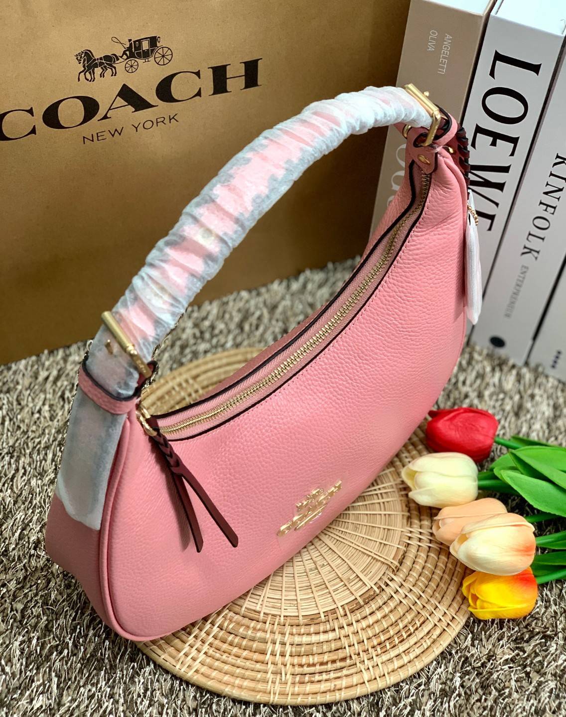 COACH BAILEY HOBO WITH WHIPSTITCH ((C4108//C1322)) พร้อมส่งที่ไทย!! สวยจริงไม่จกตาแน่นอนค่าา กระเป๋าทรงโค้ง ใช้แบบหิ้วหรือคล้องไหล่ก็ดูดี ใช้วัสดุหนังแท้ชั้นดี หนังสวยมากๆค่ะ ด้านหน้าใช้อะไหล่แบรนด์ตัวใหญ่ หรู ดูสะดุดตามีเดียว