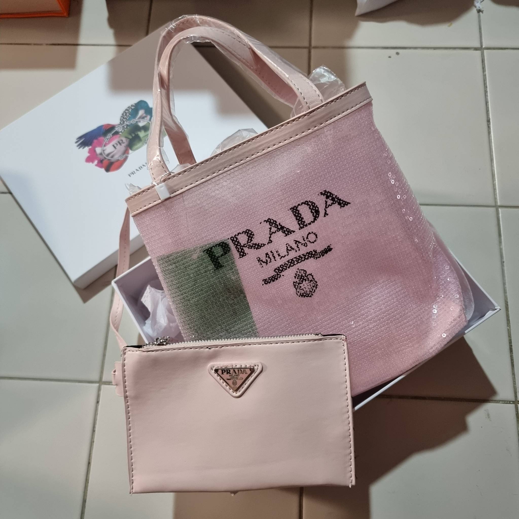 PRADA SMALL SEQUINED MESH TOTE BAG เอาใจสายแฟอีกครั้ง!! กระเป๋าทรงโท้ท ขนาดเล็ก ที่มีดีเทลฝีมือ ด้วยการเรียงร้อยแผ่นเลื่อมเป็นตาข่ายรอบใบ ตัดขอบด้วยหนังสังเคราะห์ พิเศษพร้อมใบลูกให้ด้วย ทรงใช้งานง่าย ภายในโล่งกว้าง ถือไปเรียน ไปเที่ยว ไปทำงาน พกพาง่ายสุดๆ