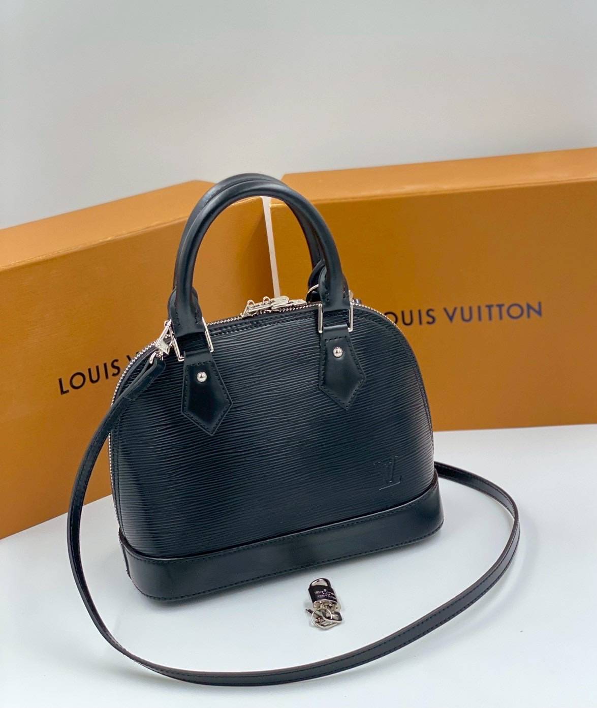 RI หนังแท้ | LV Alma BB bag handbag Epi grained leather กระเป๋าสะพาย/กระเป๋าถือ คลาสสิกเหนือกาลเวลา หนัง Epi มีลวดลายเฉพาะและสีสวยงามทั้งใบ