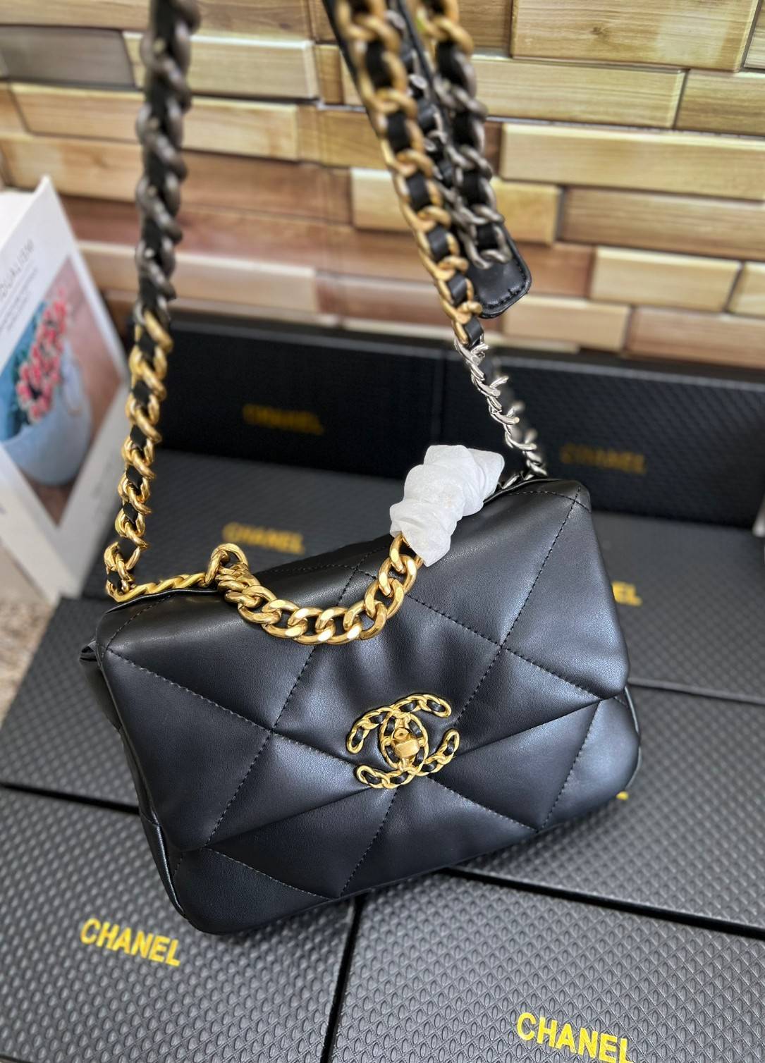 CHANEL 19 FLAP BAG / CHANEL LEATHER SHOULD BAG จำนวนจำกัด_หนึ่งในรุ่นที่สาวๆต้องมีค่า