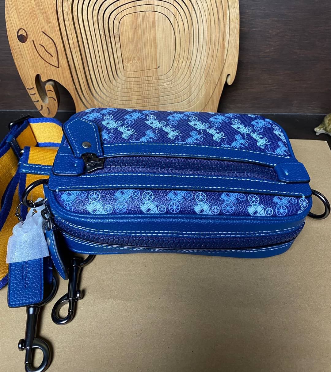 COACH ACADEMY CROSSBODY WITH HORSE AND CARRIAGE PRINT (COACH 89084) ผ้าใบเคลือบพิมพ์ลายและหนังกรวดขัดเงา ภายในกระเป๋ามัลติฟังก์ชั่น| ปิดด้วยซิป ซับในผ้า ด้านนอกมีซิปและกระเป๋าสลิป สายสะพายถอดได้