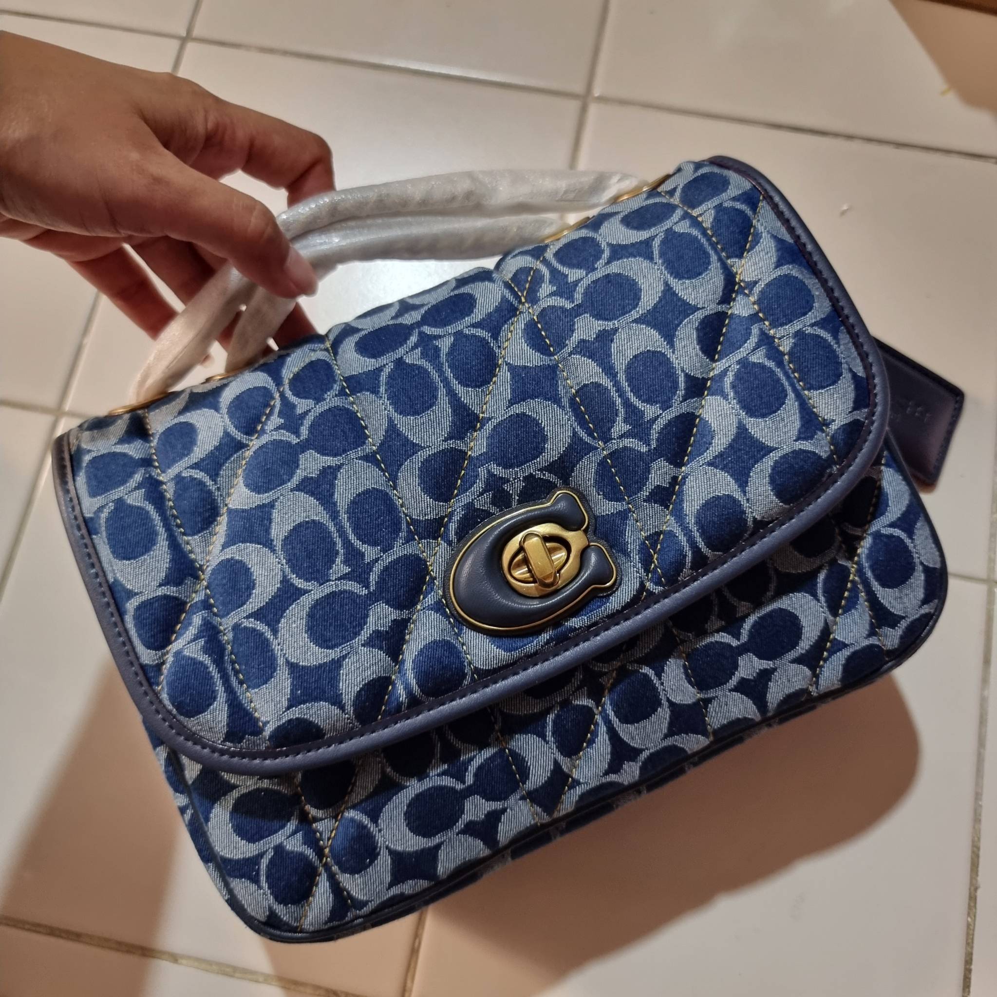 COACH CA104 PILLOW MADISON SHOULDER BAG IN SIGNATURE DENIM WITH QUILTING หรูหราที่หนึ่งต้องยกให้เลย กับไอเท็มนี้ กระเป๋าสะพายดีไซน์สุดล้ำ เดินเส้นสวยคม วัสดุผ้าเดนิม สวยเฉียบ ดูแพง เปิด-ปิดด้วยตัวบิดล็อค ใช้งานสะดวก ด้านหลังมีช่องเก็บของจุกจิกได้ ภายในแบ่