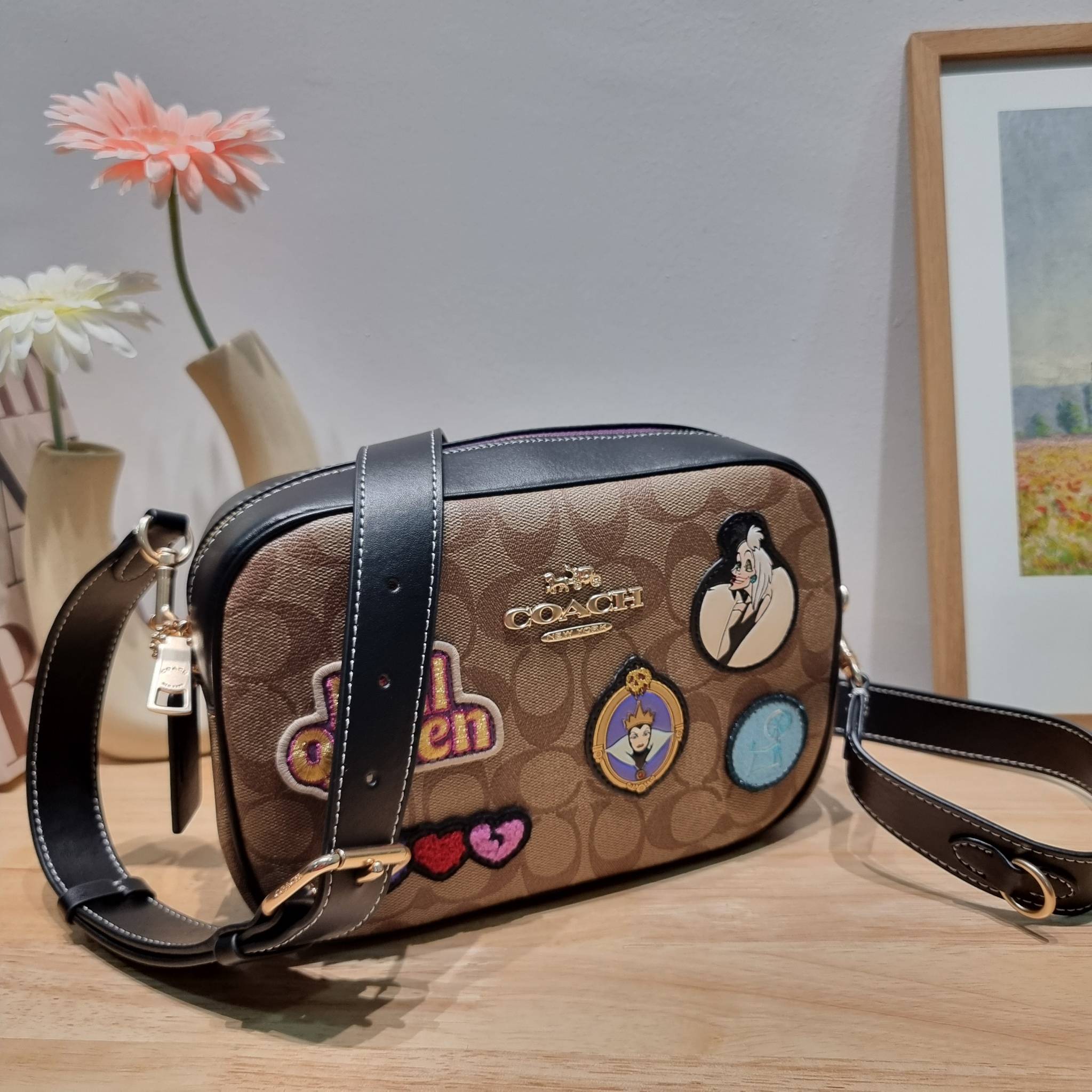 Coach Disney X Coach Jamie Camera Bag In Signature Canvas With Patches CC151 คอลใหม่ เอาใจสายยัยตัวร้าย ดีไซน์รวมเหล่าตัวแสบจากดิสนีย์ กับกระเป๋าสะพายข้าง สวยอยู่ทรง โดดเด่นด้วยลวดลายบนผืนหนัง วัสดุหนังแคนวาสตัดสลับหนังแท้ เปิด-ปิดด้วยซิป ใช้งานง่าย ดูผู้
