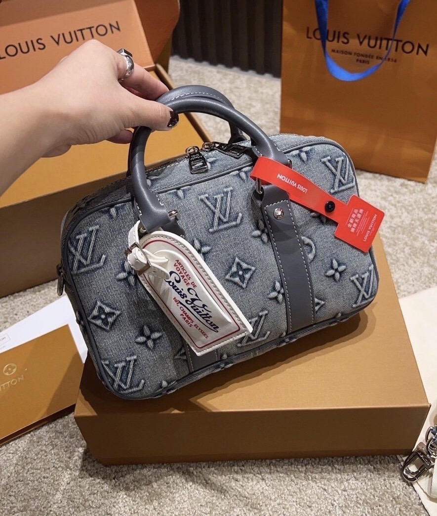 LV Denim Camera Box Bag กระเป๋าสะพายทรงกล่อง งานเดนิมฟอก คอลใหม่สุดคลาสสิก สวยเท่ห์มาก ปั้มลายโมโนแกรมนูนสวยโด่ดเด่น