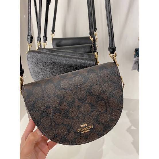 พร้อมส่งที่ไทยครบทั้ง6สีค่ะ 😘 Coach Ellen Crossbody In Signature ((C1432)) กระเป๋าทรงฮาฟมูนรูปทรงคลาสสิก ออกแบบให้มีลักษณะโค้งมน ไม่ดูเป็นทรงแข็งจนเกินไป ดีไซน์และสีของกระเป๋ายังเรียบง่าย เข้าได้กับทุกชุด สะพายครอสบอดี้ร์//สะพายข้าง หรือถือแบบคลัท