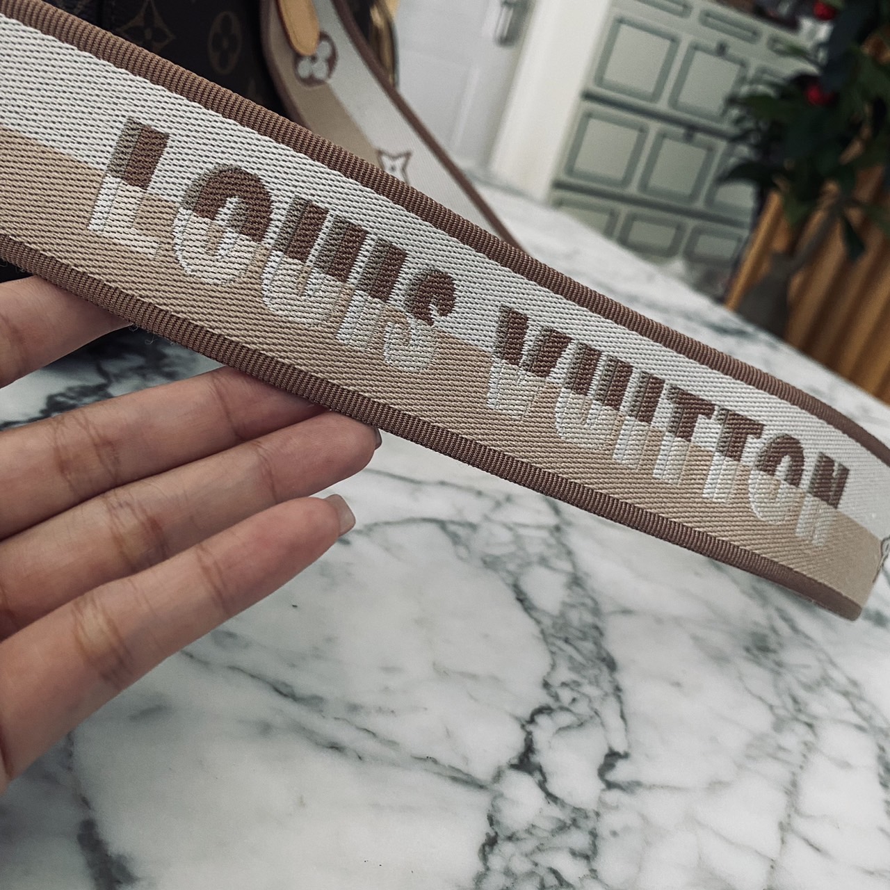 LV Cluny Mini Monogram Canvas Bag 20cm กระเป๋าถือใบเล็กแสนน่ารัก ลายโมโนแกรมแคนวาสสุดไอคอนิก พร้อมสายสะพายผ้าทรงสปอร์ต คอลขายดีตลอดกาล หูจับในตัว น้ำหนักเบา เป็นไอเท็มที่แมทช์ได้กับทุกสไตล์การแต่งตัว ราคาสุดคุ้ม