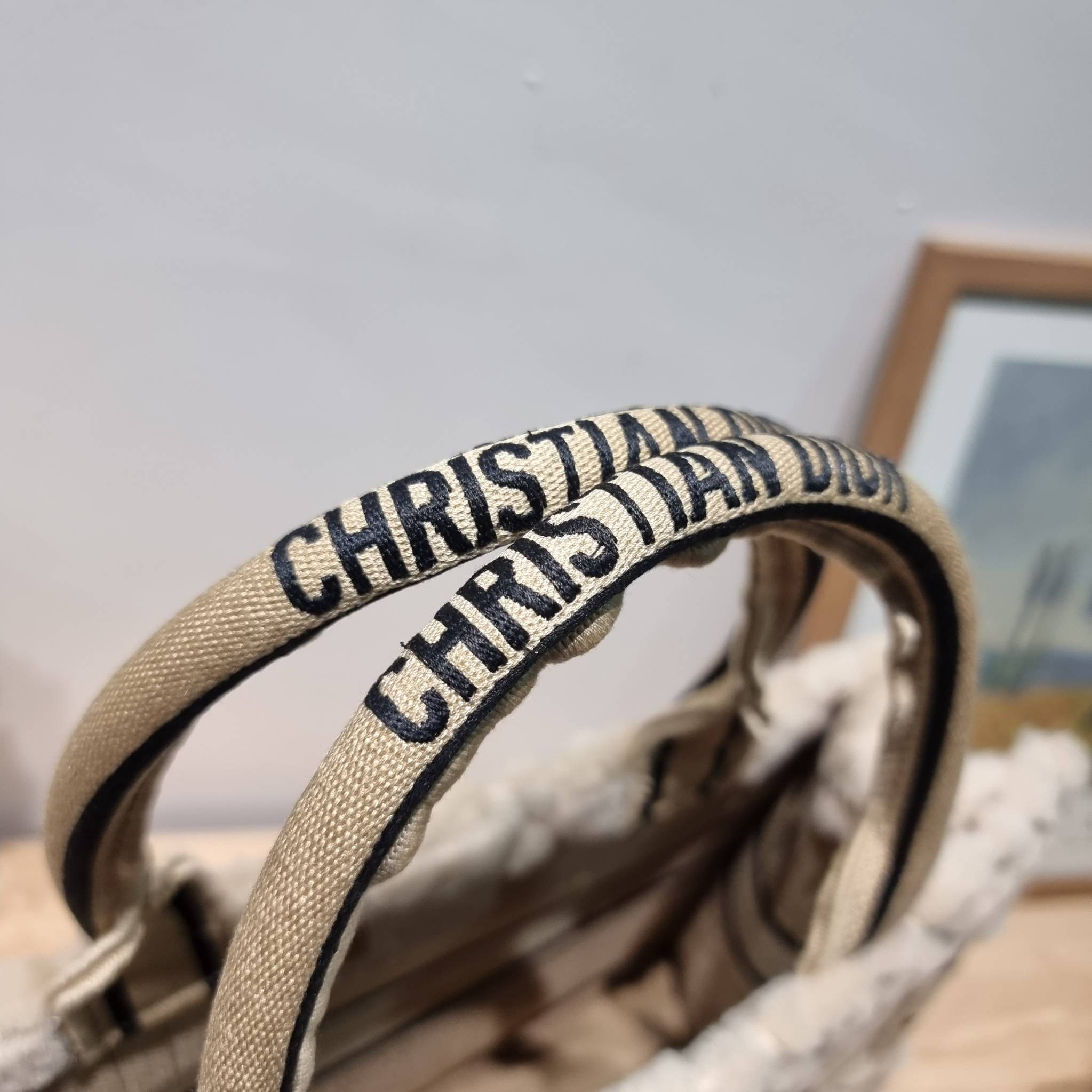 MEDIUM DIOR BOOK TOTE / CD book tote กระเป๋าทรงโท้ทใบใหญ่ ดีไซน์ใหม่ล่าสุด ที่มีทั้งความละมุนและหรูหราในตัว ด้วยการ shearling ขนแกะรอบใบฟูนุ่ม ตัดสลับฟอนท์เอกลักษณ์สวยงาม หูจับในตัวทนทาน ใช้งานง่าย ด้านในกระเป๋ากว้างมาก จุของได้เยอะ ไม่ใช่แค่สวยแถมยังใช้ป