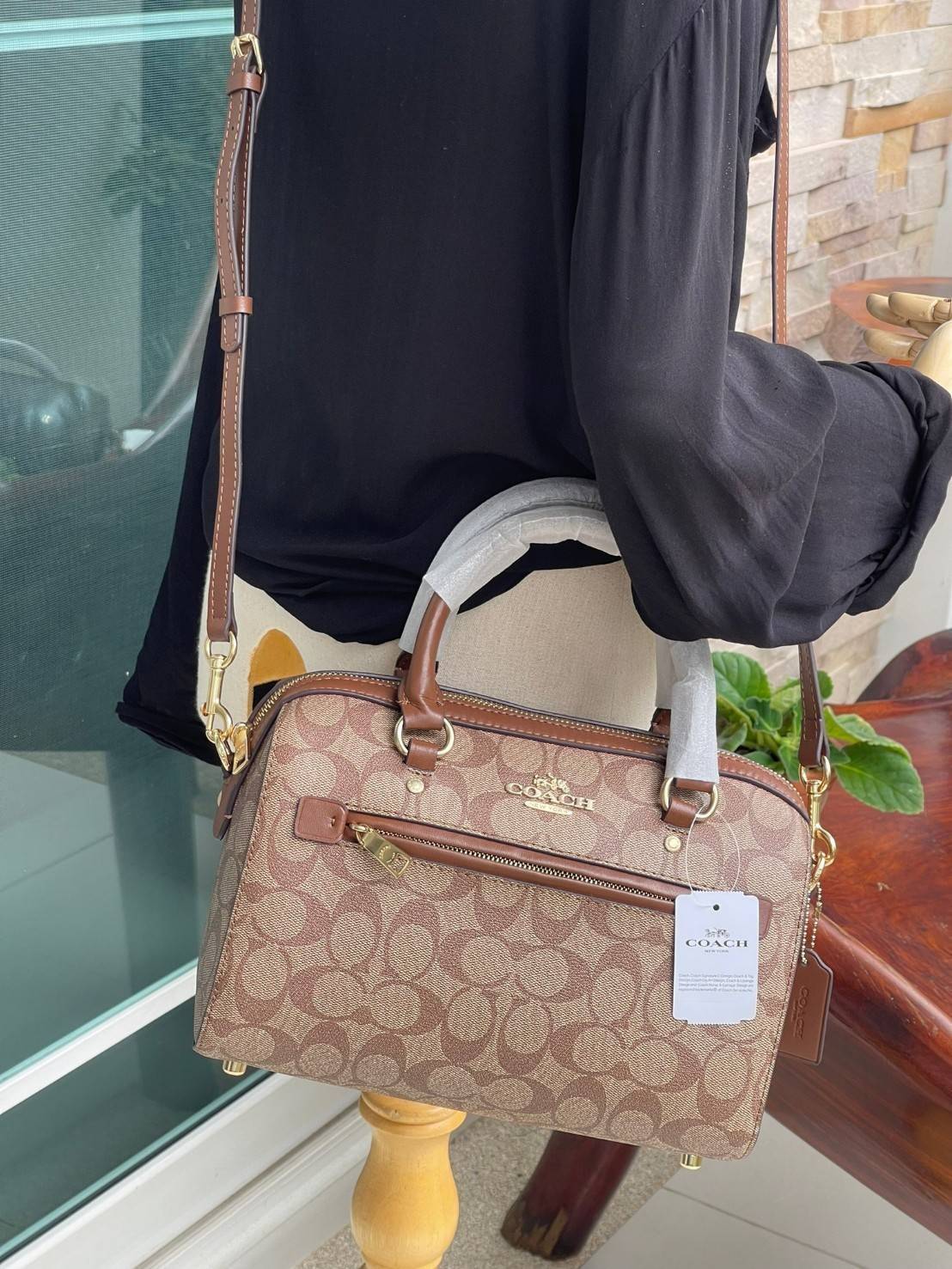 COACH Signature Canvas Rowan Satchel Crossbody จุดเด่นของกระเป๋าทรงsatchel bag คือรูปทรงของกระเป๋าดูแข็งแรง มั่นคง ไม่เสียทรงง่าย มาพร้อมหูหิ้วที่ด้านบนของกระเป๋า ลายแคนวาสที่เป็นซิกเนเจอร์แบบเอกลักษณ์ ช่องใช้งานทุ้งภายในและภายนอก นอกจากนี้ กระเป๋าประเภทน