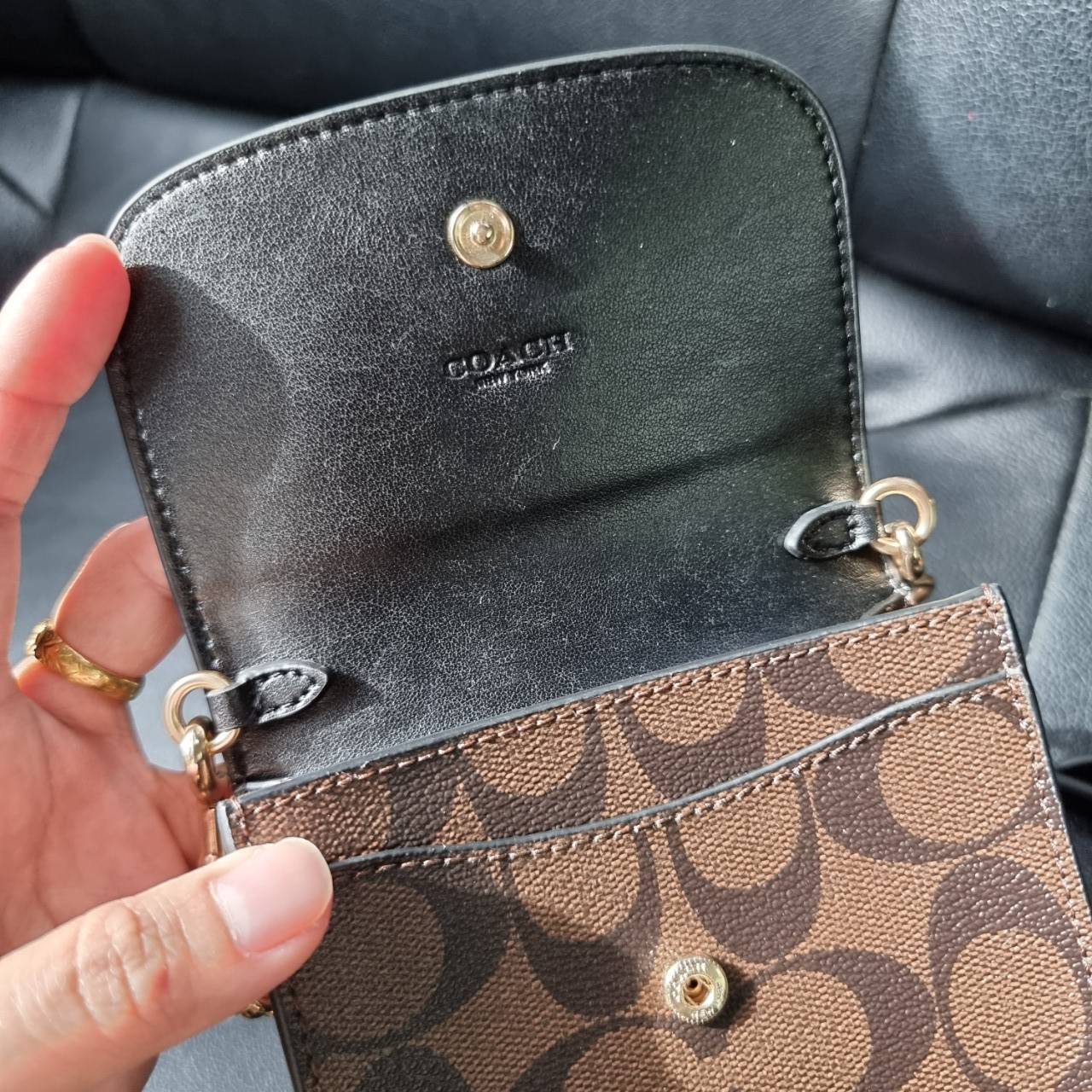 COACH 3051 RACHEL PHONE CROSSBODY IN SIGNATURE CANVAS HOT ITEM!! กระเป๋าสะพาย case phone ต้องมา ให้คุณพกพา gadget ล้ำไปได้ทุกที่ ใส่โทรศัพท์มือถือได้ทุกรุ่น ดีไซน์ใหญ่กว่าเดิม และยังมีช่องเก็บบัตรให้เพิ่มไปอีก ดีไซน์ลายซีคลาสสิค วัสดุหนังแคนวาส เปิด-ปิดด้