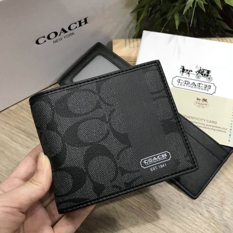 COACH SHORT WALLET WITH CARD POCKET ซื้อ1ได้ถึง2! กระเป๋าสตางค์และกระเป๋าใส่บัตรหนังปั้มลาย Signature รอบใบสวยคลาสสิค ภายในกระเป๋าสตางค์มีช่องใส่ธนบัตรแยกสองช่องเป็นสัดส่วนและมีช่องใส่บัตรหลายช่อง ซับในพิมพ์เเบรนด์ Namecard Pocket สามารถเเยกใช้ได้ มาใน CO