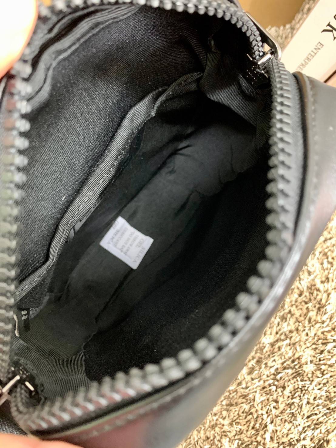 รุ่นที่คุณผู้ชาย2021 ต้องมีค่ะ💥 COACH 6788 EDGE STRADDLE SHOULDER BAG พร้อมส่งที่ไทย น่าใช้มากๆค่าา🔥 กระเป๋าสะพายแบบครอสบอดี้ร์ ทรงสวย หนังแท้นิ่มอย่างดีค่ะ ด้านหน้ามีช่องซิปซ่อนให้หนึ่งช่องนะคะ เปิดปิดช่องหลักแบบซิปคู่ภายในลึก ใส่ของจำเป็