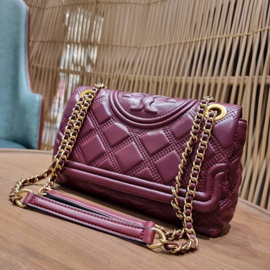 TORY BURCH FLEMING SOFT CONVERTIBLE SHOULDER BAG รุ่นหายากที่สาวๆตามหา มาพร้อมเสิร์ฟความสวยถึงบ้านไปเลยจ้า รอบนี้คัดสีสวยๆมาให้ได้ช้อปกันอย่างจุใจไปเลย กระเป๋าสะพายไหล่ หนังแท้นิ่มเต็มใบ สวยหรูดูแพง เปิด-ปิดด้วยตัวกดล็อคแน่นหนา สายสะพายในตัวปรับใช้ได้ 2 แ