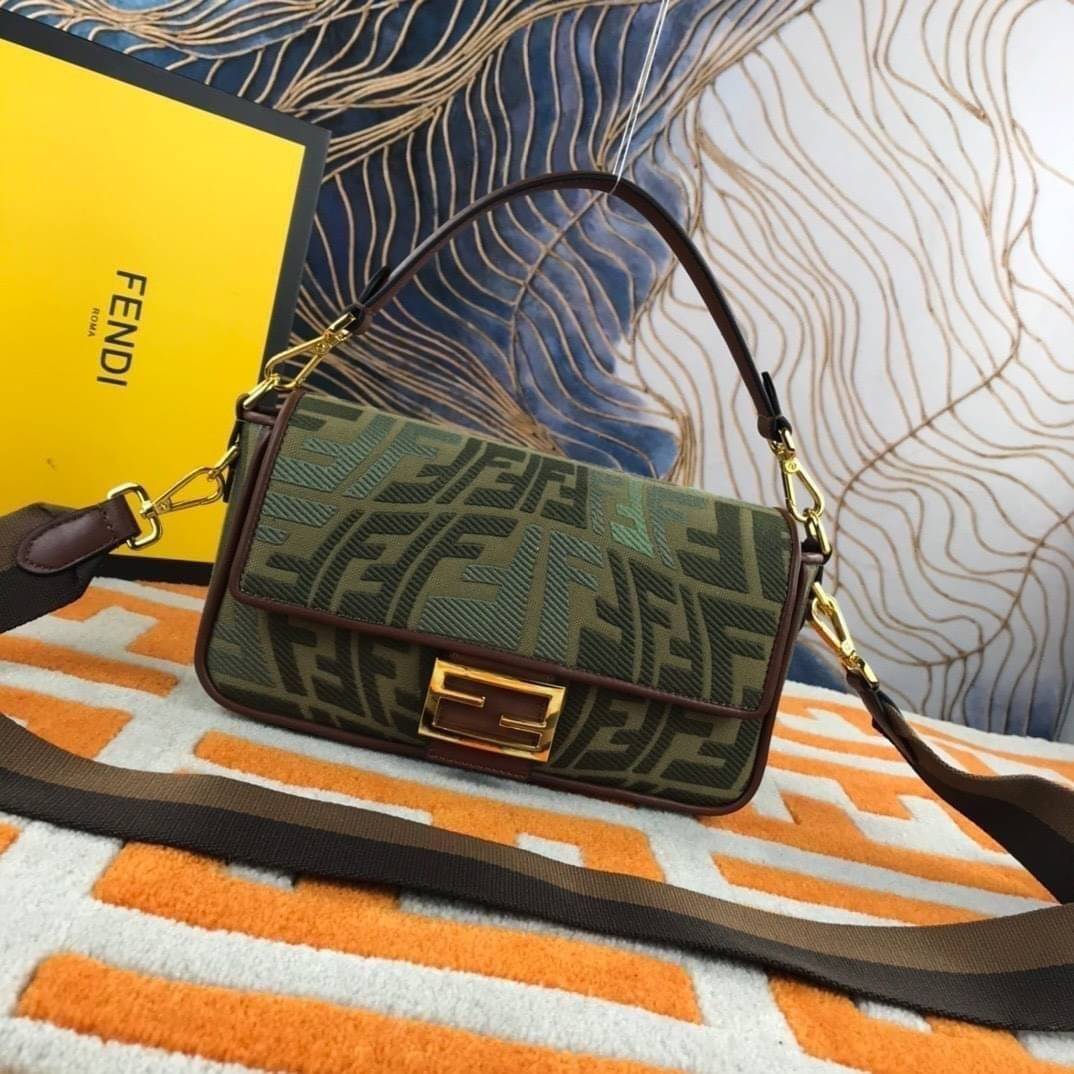 VIP GIFT 】FENDI BAGUETTE SUMMER 2021 CANVAS SHOULDER BAG กระเป๋าสะพายพรีเมี่ยมกิ๊ฟ หายาก สีคัลเลอร์ฟูลสุดใส โดดเด่น ดีไซน์ปั๊มโลโก้รอบใบ วัสดุผ้าแคนวาส ทนทาน มาพร้อมสาย 2 แบบ สำหรับคล้องแขน และสายครอสบอดี้สีทูโทน เปิด-ปิดด้วยกระดุมแม่เหล็ก ภายในเป็นช่องโล