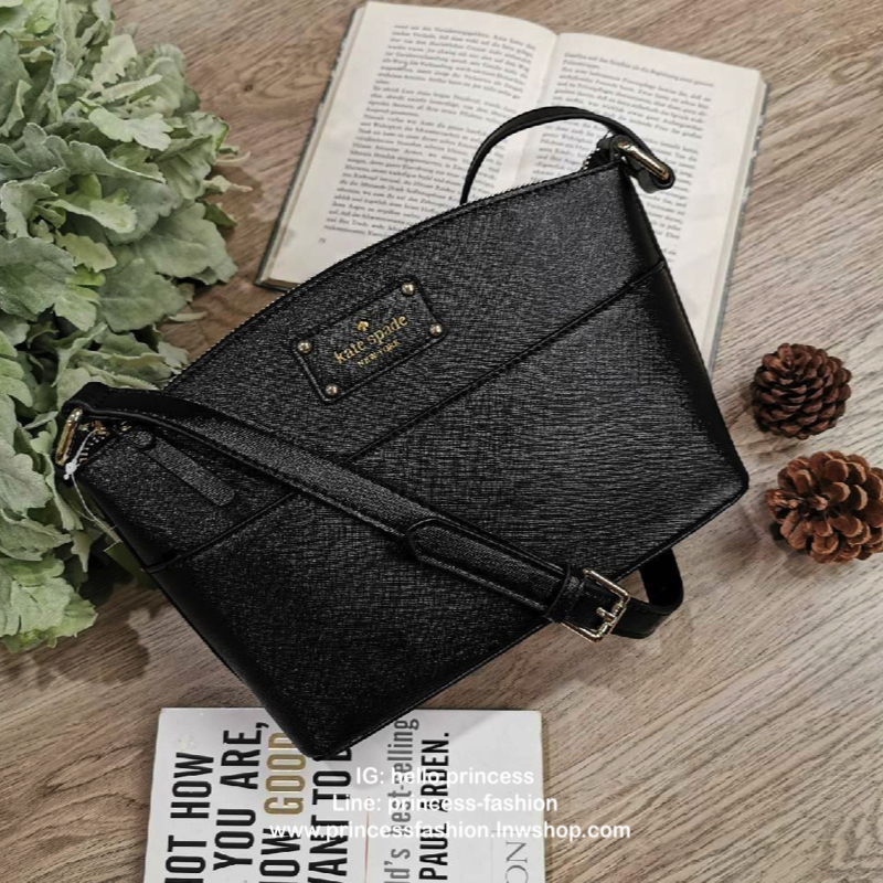 Kate Spade New York Cross Body Bag กระเป๋าสะพายรุ่นยอดนิยมจาก Kate Spade Factory วัสดุหนัง Saffiano สวยหรูอยู่ทรง ด้านหน้ามีโลโก้แบรนด์และช่องใส่ของ เปิดปิดด้วยซิปสะดวกใช้ ภายในมีช่องซิปและช่องใส่ของ รุ่นนี้สามารถใส่กระเป๋าสตางค์ใบยาว มือถือ ของจุกจิกได้เ