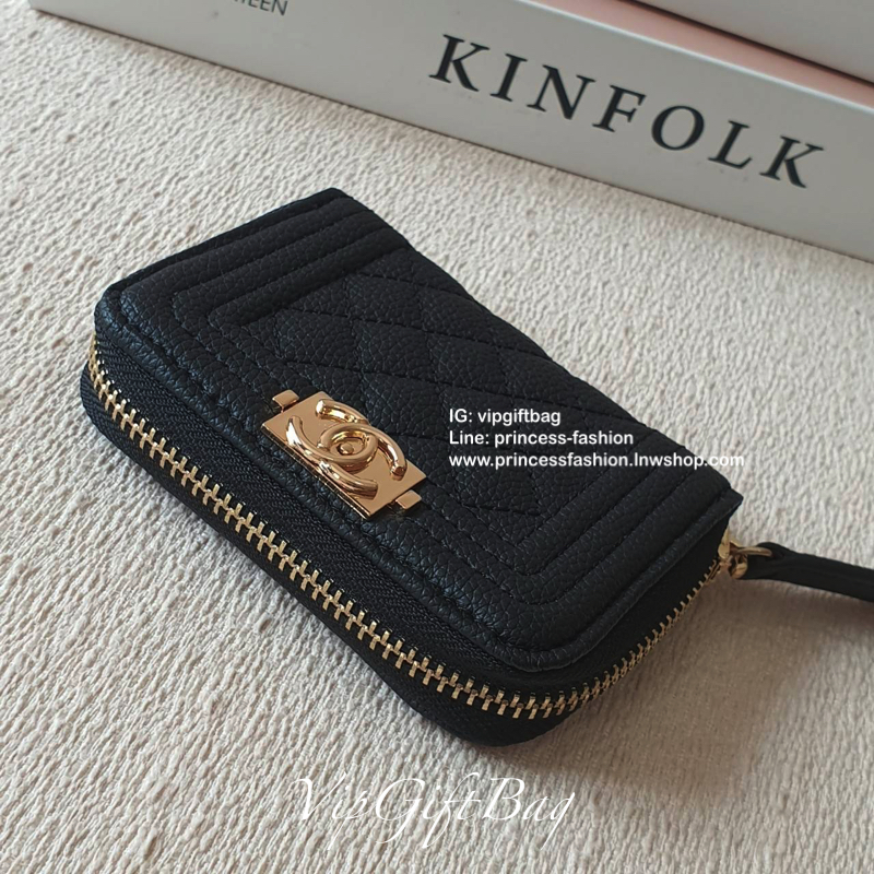 กระเป๋าสตางค์ใบสั้น แนะนำรุ่นนี้คะ งานพรีเมี่ยมกิ้ฟท์จากเค้าเตอร์ต่างประเทศ **ทรงสวยหรู หนังสัมผัสลายด้าน จากแบรนด์ CHANEL (GWP) ด้านหน้ามีโลโก้แบรนด์ CC สีทองหรู **อะไหล่สีทองทั้งใบ เปิดปิดด้วยซิปมีที่จับหนัง ปั้มป้าย MADE IN ITALY 🇮🇹 ด้า