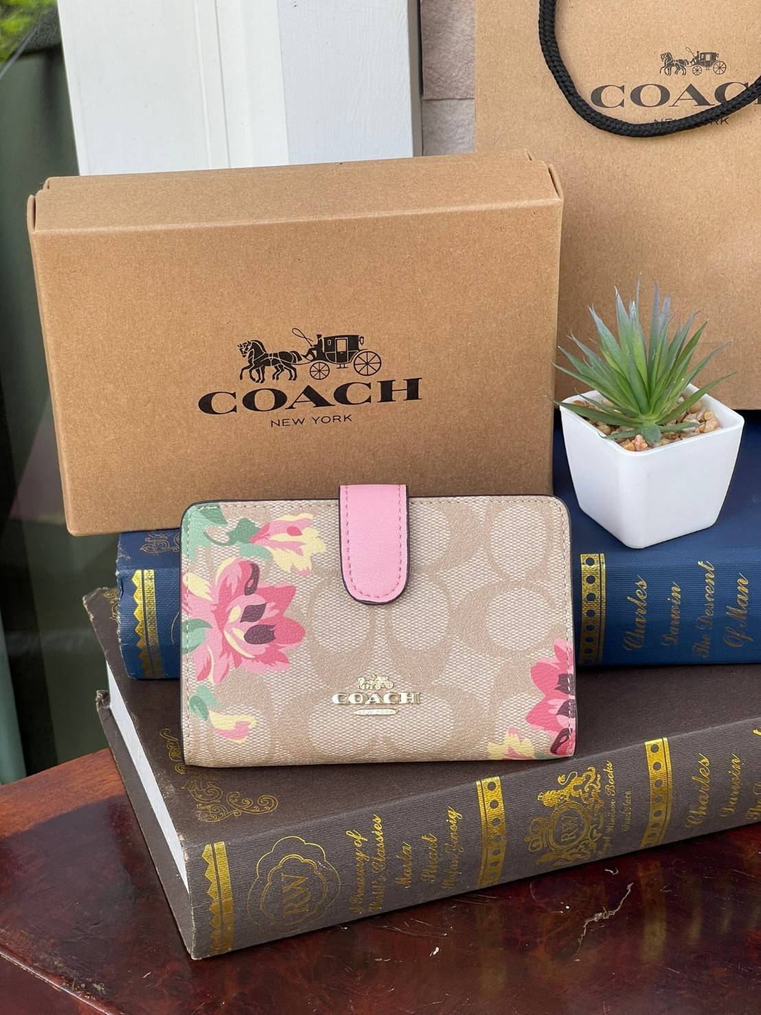 COACH MEDIUM CORNER ZIP WALLET IN SIGNATURE CANVAS กระเป๋าสตางค์ขนาดกลางที่ถือว่าเป็นไอเทม Must Have ของทุกเพศทุกวัยที่ต้องพกติดตัวไว้ตลอดเวลา เพราะนอกจากจะช่วยจัดเก็บเงิน บัตรประชาชน บัตรเครดิตและต่าง ๆ ให้เป็นระเบียบเรียบร้อยยังต้องคำนึงถึงประโยชน์ใช้สอ
