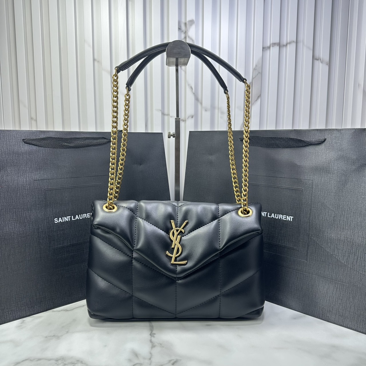 ORI หนังแท้ | 28cm YSL PUFFER SMALL in Nappa leather กระเป๋าสะพายรุ่นยอดนิยม ทรงสวย ใช้ได้บ่อยไม่มีเบื่อ วัสดุหนังสัมผัสนิ่มมือ ดีไซน์เรียบหรู ดูแพง สะพายได้หลากหลาย