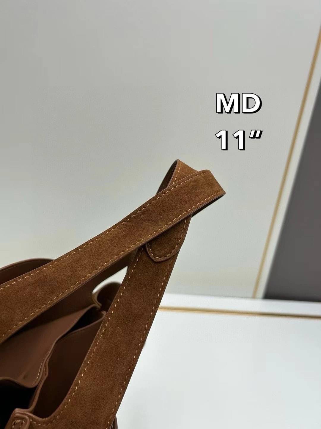 PRADA Suede Shopping Tote bag กระเป๋าทรงช้อปปิ้ง งานหนังกลับสวยเก๋ สวยเด่นเป็นเอกลักษณ์มาก ดีไซส์ทรงสวยหูจับในตัว ภายในโล่งกว้าง ใส่ของสำคัญได้สบายๆ