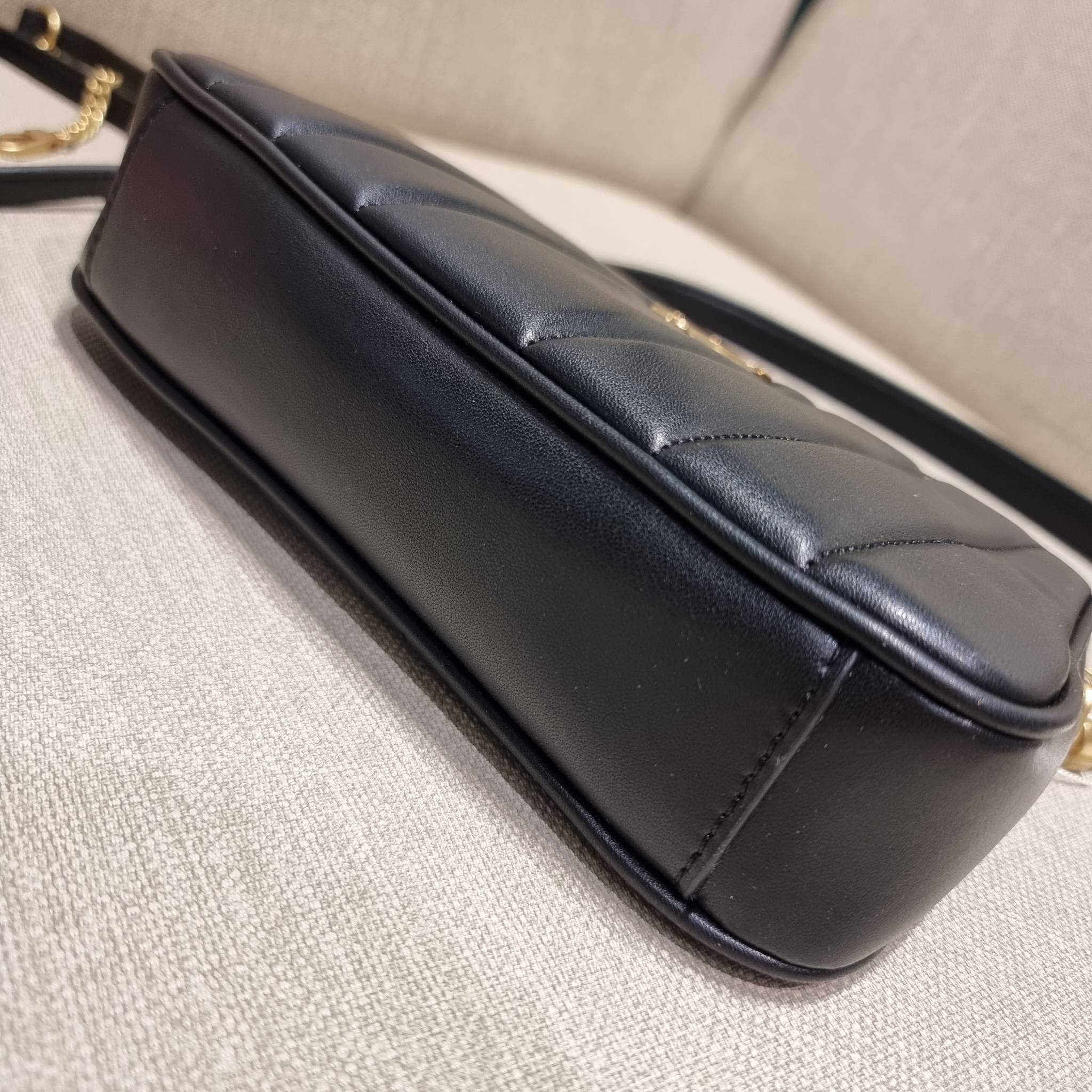 TORY BURCH KIRA MINI BAG กระเป๋าสะพายทรงพอช ง่ายต่อชีวิต!! ดีไซน์บุนวม เส้นคมสวยหรู วัสดุหนังแกะ สัมผัสดีงาม นิ่มมือ เปิด-ปิดด้วยซิป ภายในเป็นช่องโล่ง มีช่องใส่บัตร ใส่ของสำคัญได้ครบถ้วน มาพร้อมสายคล้องไหล่ในตัว และสายสะพายครอส ปรับได้ตามสะดวก ใบจริงสวยคม