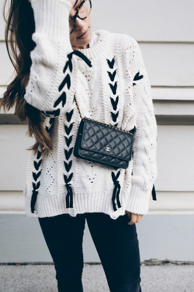 CHANEL WALLET ONCHAIN งานหนังแท้สวยหรู ใช้ ตทป ได้ กระดุมแม่เหล็ก ตามฉบับ HOLO ปีใหม่ ตามภาพที่ถ่ายเลย ตรงกับการ์ด รุ่นที่สาวๆ ทุกคนต้องมี เห็นเล็กๆ แบบนี้แต่ใส่ของได้เยอะมาก สามารถไช้แทนกระเป๋าคลัชถือได้ด้วย ครบจบในใบเดียวเลยค่ะ ภาพงานจริง ไม่ผิดหวังค่ะ