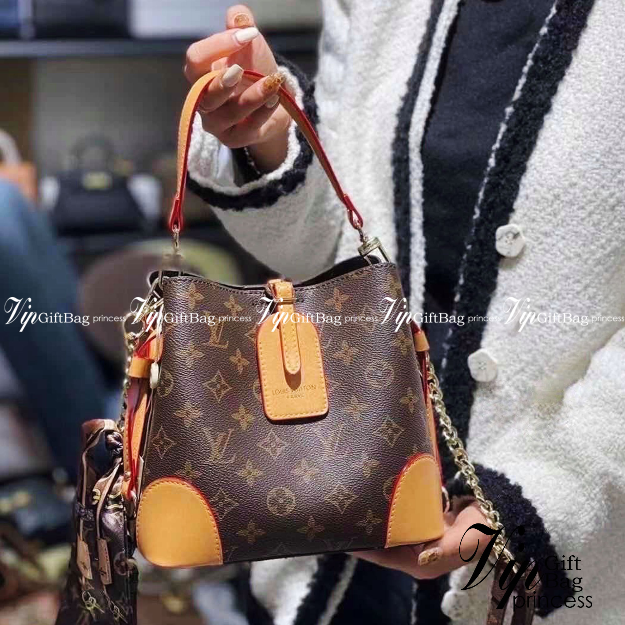 LV NeoNoe Monogram กระเป๋าสะพายทรงหรูหรา มีสไตล์ เป็นเอกลักษณ์ลงตัวสมบูรณ์แบบ จุของได้เยอะมาก ใบจริงสวยมากกกก ได้สวยก่อนใคร ต้องจัดแล้วจ้า พร้อมส่งความสวยที่นี่ ที่เดียว!!