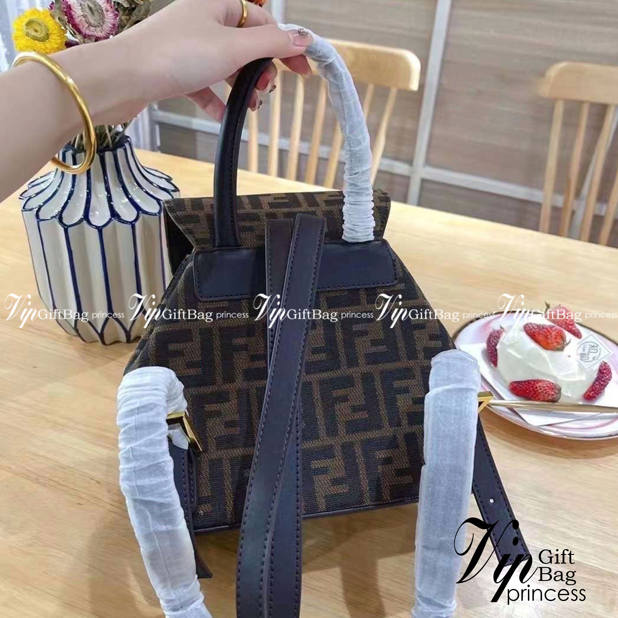 FENDI BACKPACK MONOGRAM กระเป๋าเป้เฟนดิ ทรงขนมจีบเปิดหน้า ผ้าทอลาย งานสวยปั้มทุกจุด ขนาดกำลังดีทรงน่ารักน่าใช้มากค่ะ ลายโมโนแกรมสวยตามฉบับแบรนด์ เด่นด้วยลายสัญลักษณ์แบรนด์ที่ฝากระเป๋า ตัดกับอะไหล่สีทอง ตกแต่งที่คล้องสายด้วยโลโก้ตัว FF สวยสะดุดตา ภายในกระเ