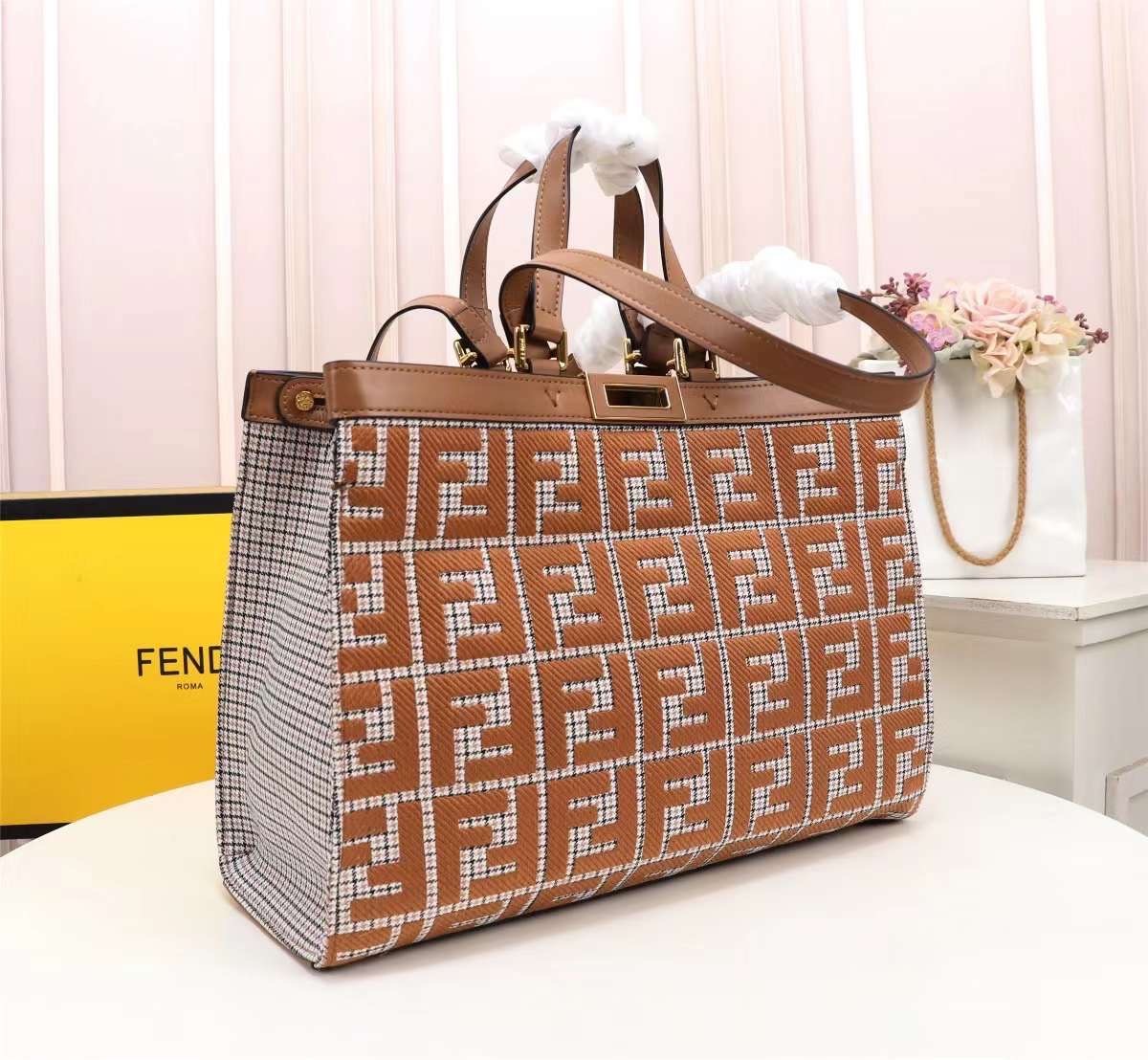 FENDI PEEKABOO X-TOTE BAG 40cm เกรดเทพออริจินอล FENDI MONOGRAM SHOPPING BAG สวยมงลงมากค่ะ กระเป๋าสะพายข้างได้ ถือได้ ใบใหญ่ลายโมโนแกรม FF สวยมากทรงนี้ใช้เป็น everyday bag ได้ จุใจใส่ของได้เยอะ ตัวกระเป๋าผลิตจากผ้าทออย่างดี อยู่ทรงสวย ภายในโล่ง สวยหรู ดูดี
