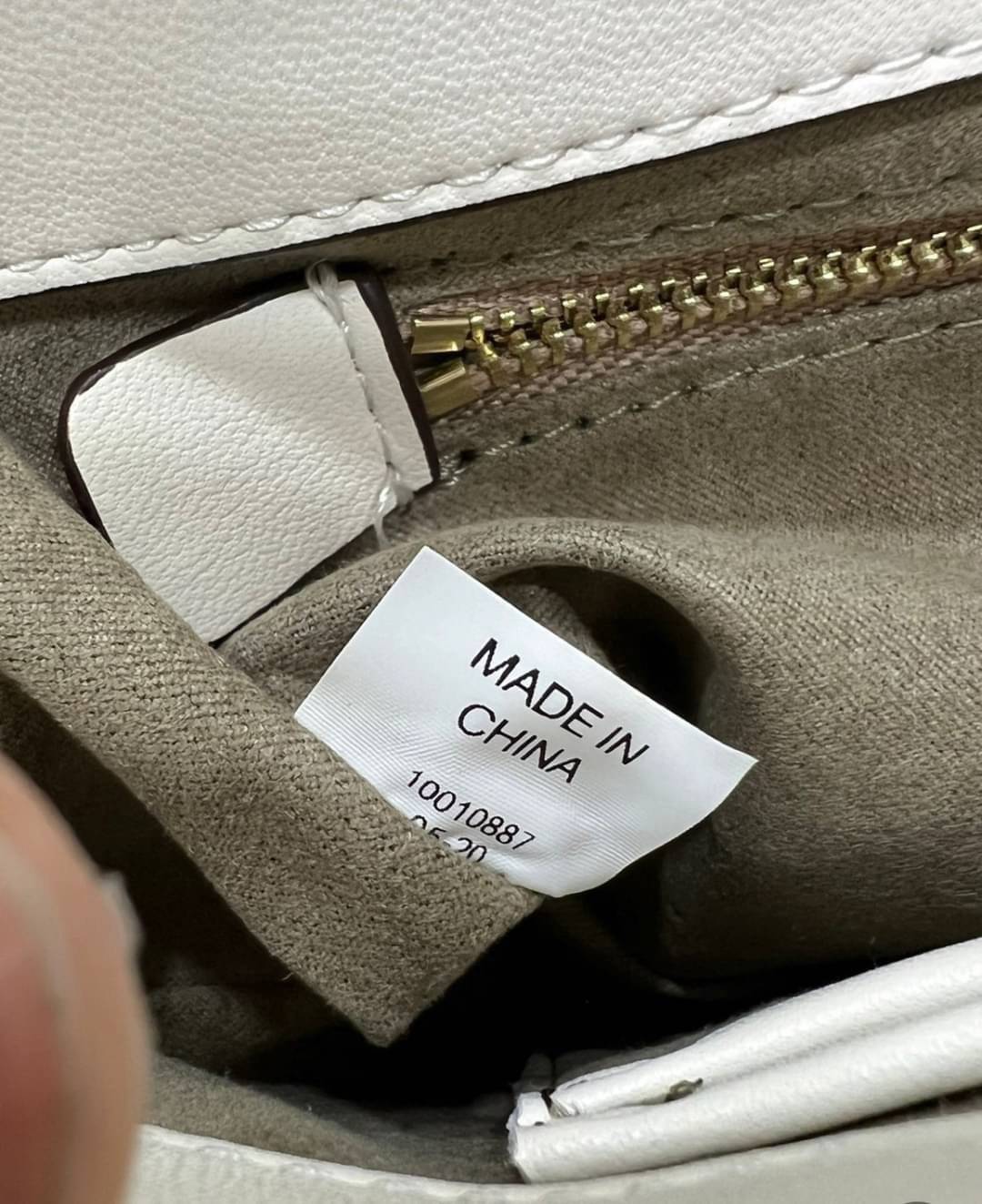 Tory Burch Our Kira shoulder bag with beveled turn-lock hardware พร้อมเสิร์ฟสีคลาสสิค กระเป๋าถือ/สะพาย ทรงสวย สะพายคล่องตัว ดีไซน์เส้นคมสวยหรู สัมผัสดีงาม นิ่มมือ เปิด-ปิดด้วยอะไหล่บิดล็อค ภายในเป็นช่องโล่ง สะพายไปไหนก็สะดวก แนะนำสวยก่อนใครได้ที่นี่ จัดไป