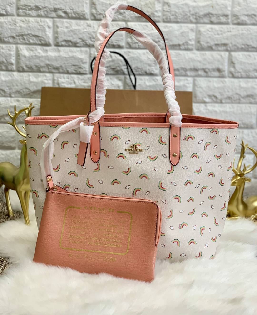ลายหายากแล้วนะคะ🌈 COACH REVERSIBLE CITY TOTE RAINBOW PRINT ((F72720)) กลับมาอีกครั้ง! กระเป๋าทรงTote หนังแท้ กลับด้านได้ใช้ได้2ด้านค่ะ//ด้านนึงสีครีมลายรุ้ง//อีกด้านสีโอรส สวยงามค่ะ
