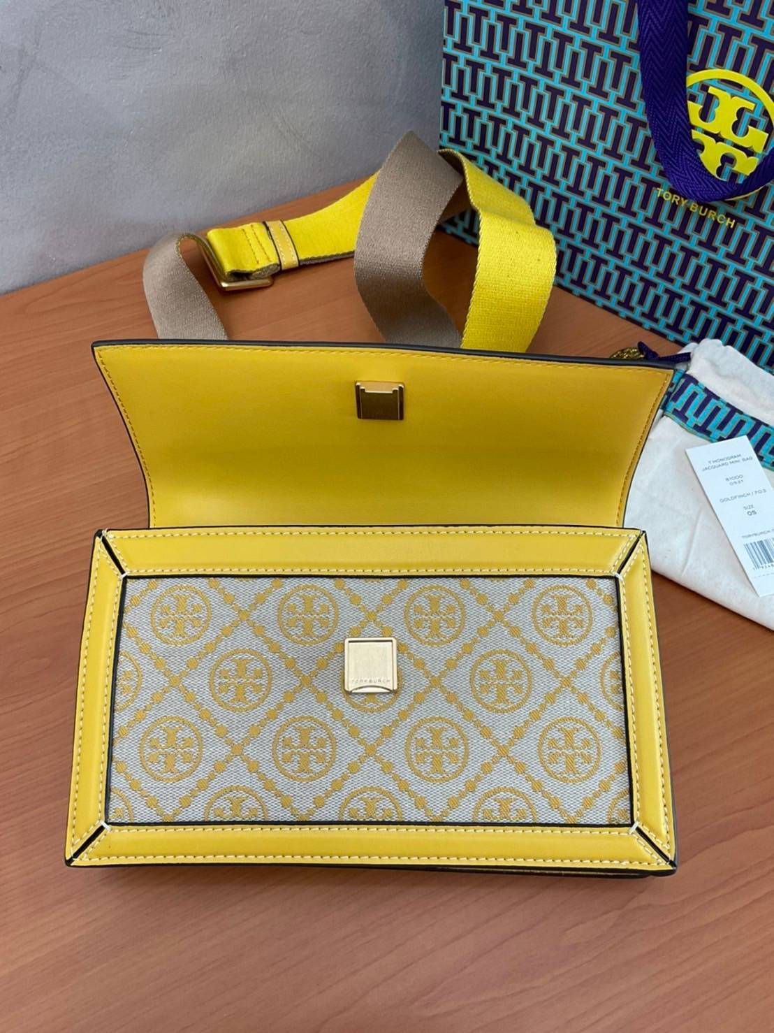 TORY BURCH 81000 MINI T MONOGRAM JACQUARD SHOULDER BAG คอลเลคชั่นฤดูใบไม้ผลิ 2021 กระเป๋าสะพายรุ่นใหม่จาก Tory Burch ดีไซน์สวยคลาสสิค แฝงไว้ด้วยความหรู ลวดลายผ้าแจ็คการ์ด T Monogram บนกระเป๋า Tory Burch นี้ เป็นการยกย่องให้กับงานควิลท์ชาวเพนซิลเวเนียดัตช์
