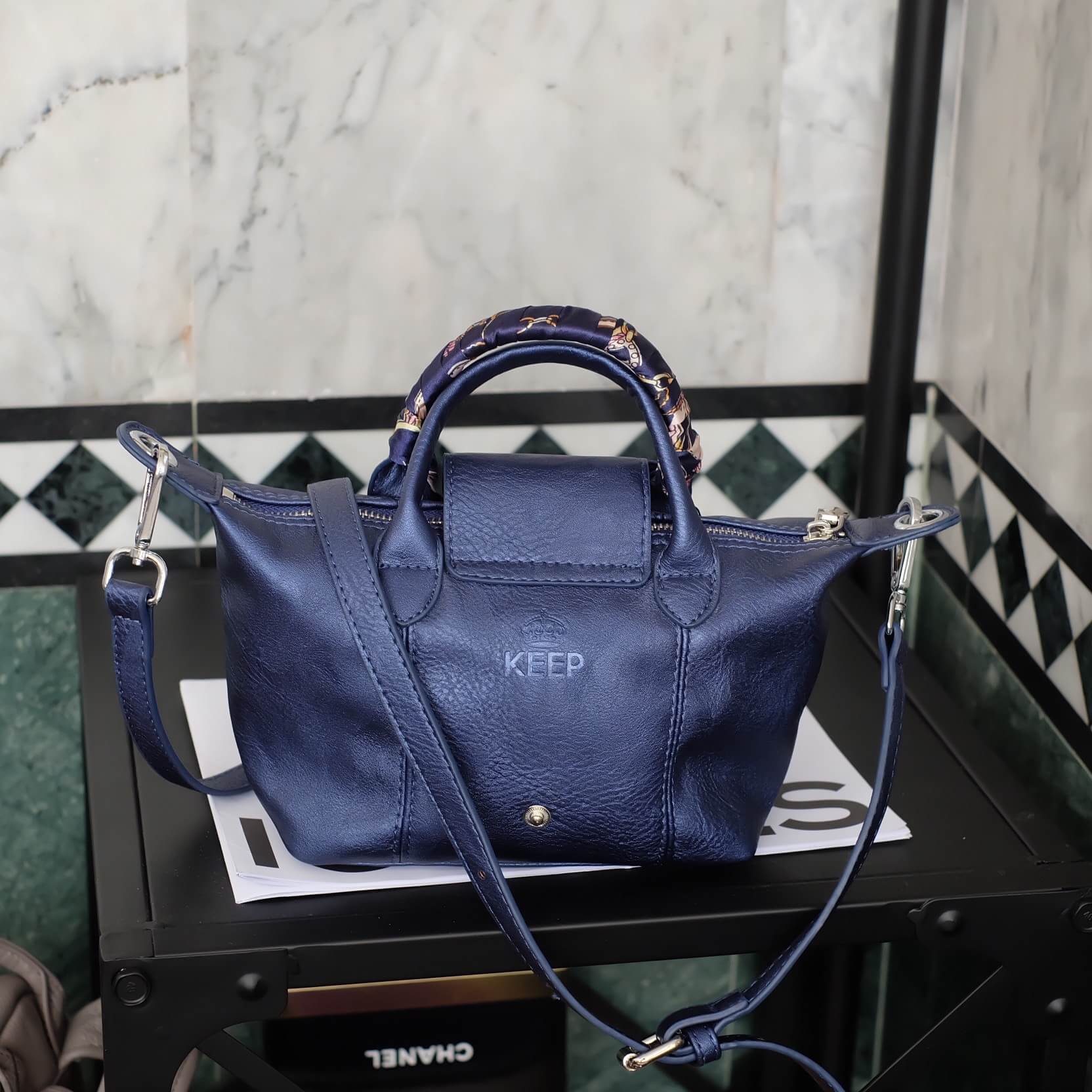 สีมาใหม่ค่า 💙 New arrival! KEEP ทรง longchamp รุ่น Duo Sister - สี Glitter blue ตัวกระเป๋าหนังแกะสังเคราะห์ ลายหนังสวยมากๆคะ นิ่ม สุดๆ รุ่นนี้ จะมี 2 ขนาด คือ mini และ basic ไซด์