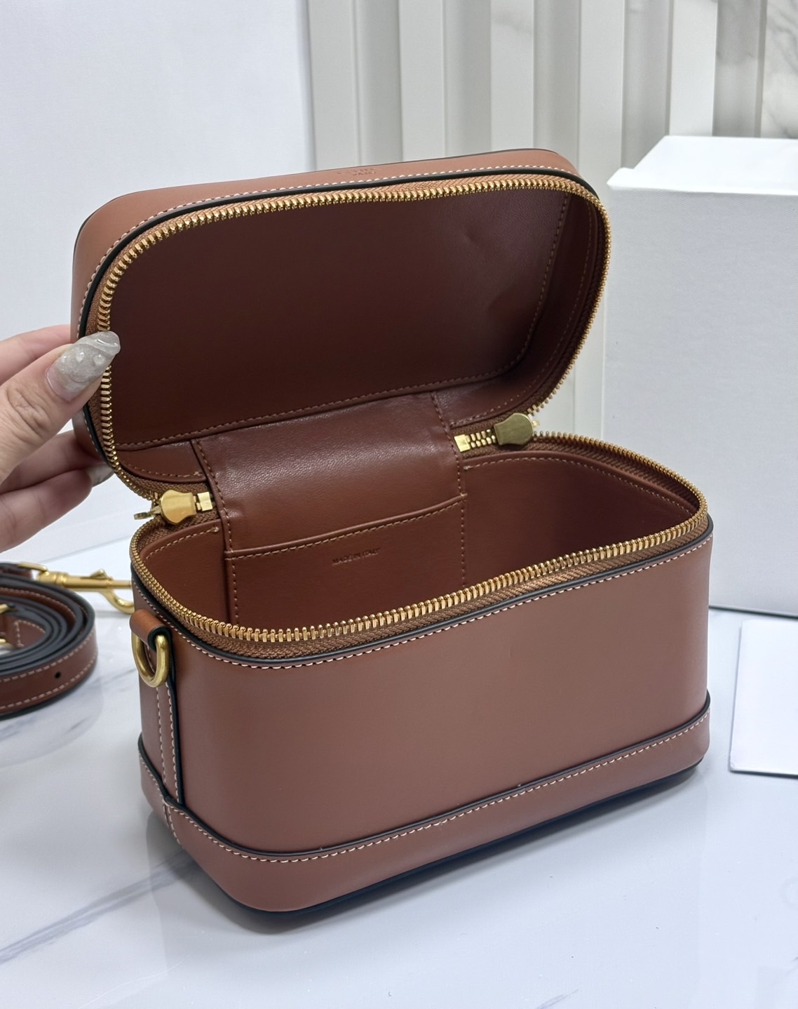 ORI หนังแท้ | CELINE VANITY BAG พลาดไม่ได้เลยกับคอลสุดคิ้ว กับกระเป๋าถือ/สะพายได้ทรงกล่อง ใช้สะพายได้ทุกวันอย่างคล่องตัวดีไซน์ใหม่สวยลาสสิค